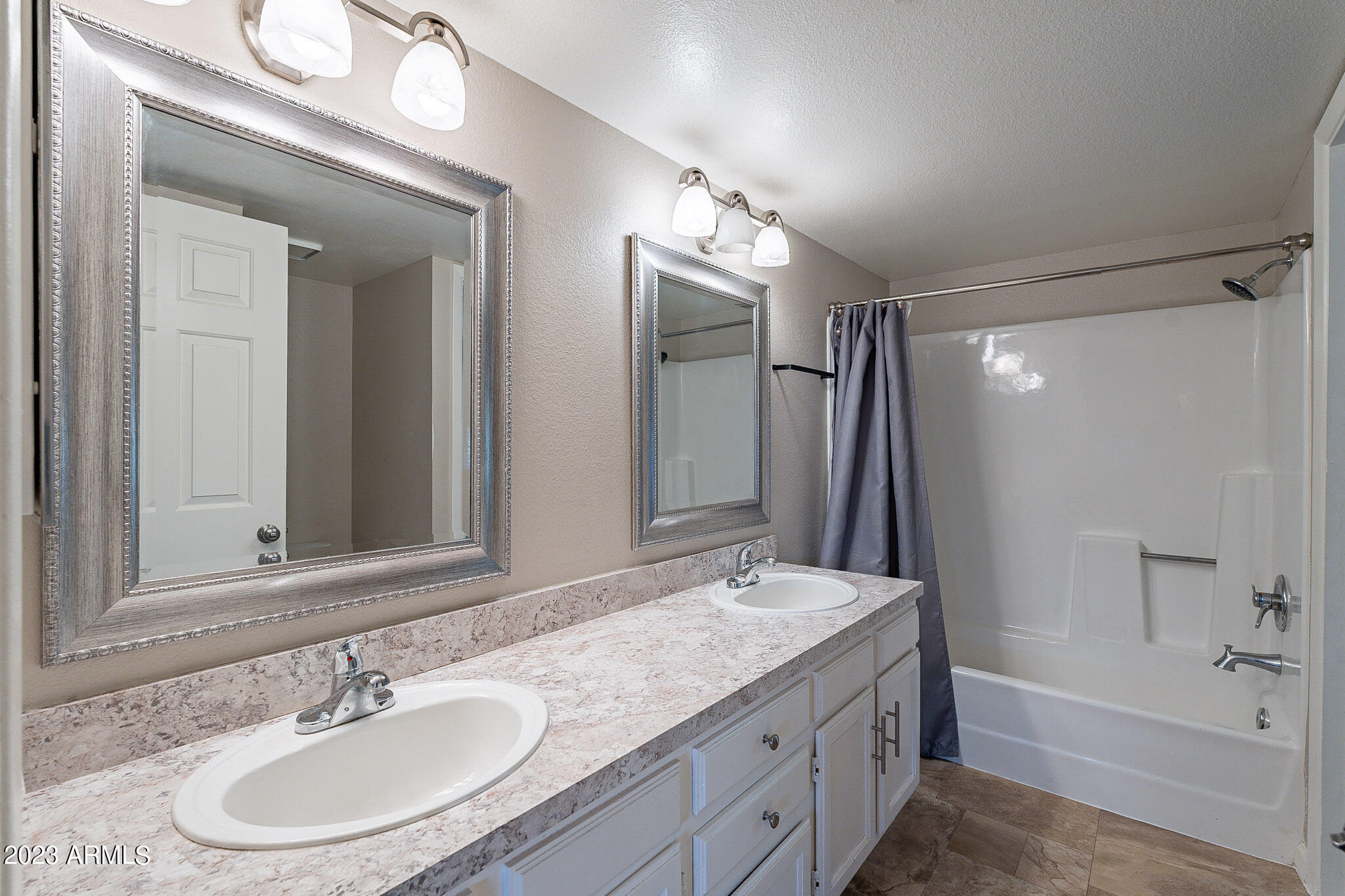 1422 W LA JOLLA Drive