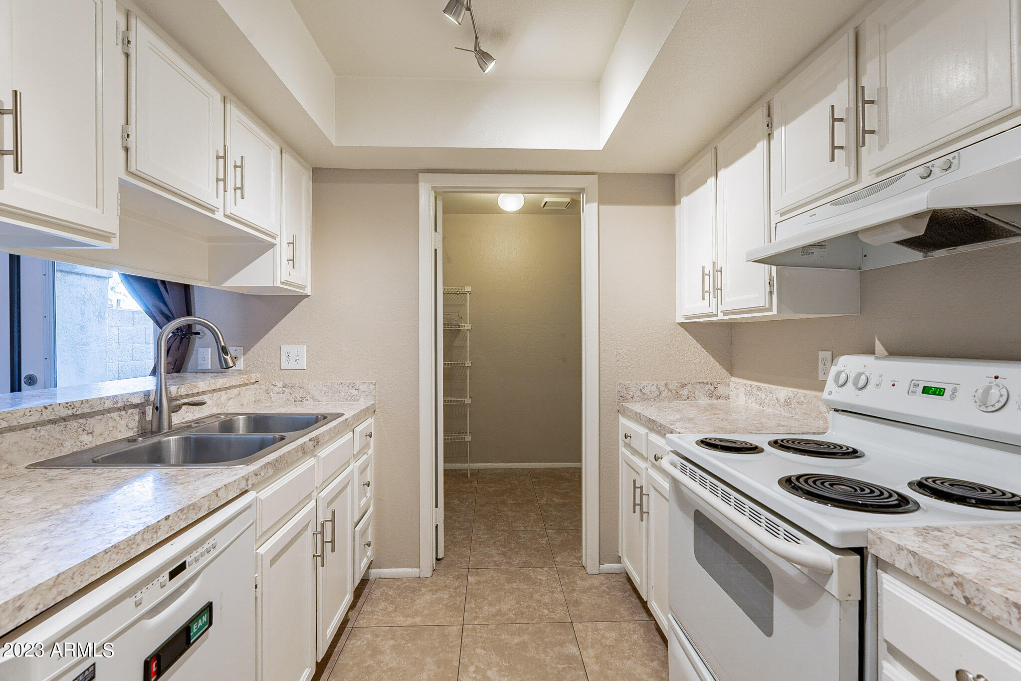 1422 W LA JOLLA Drive