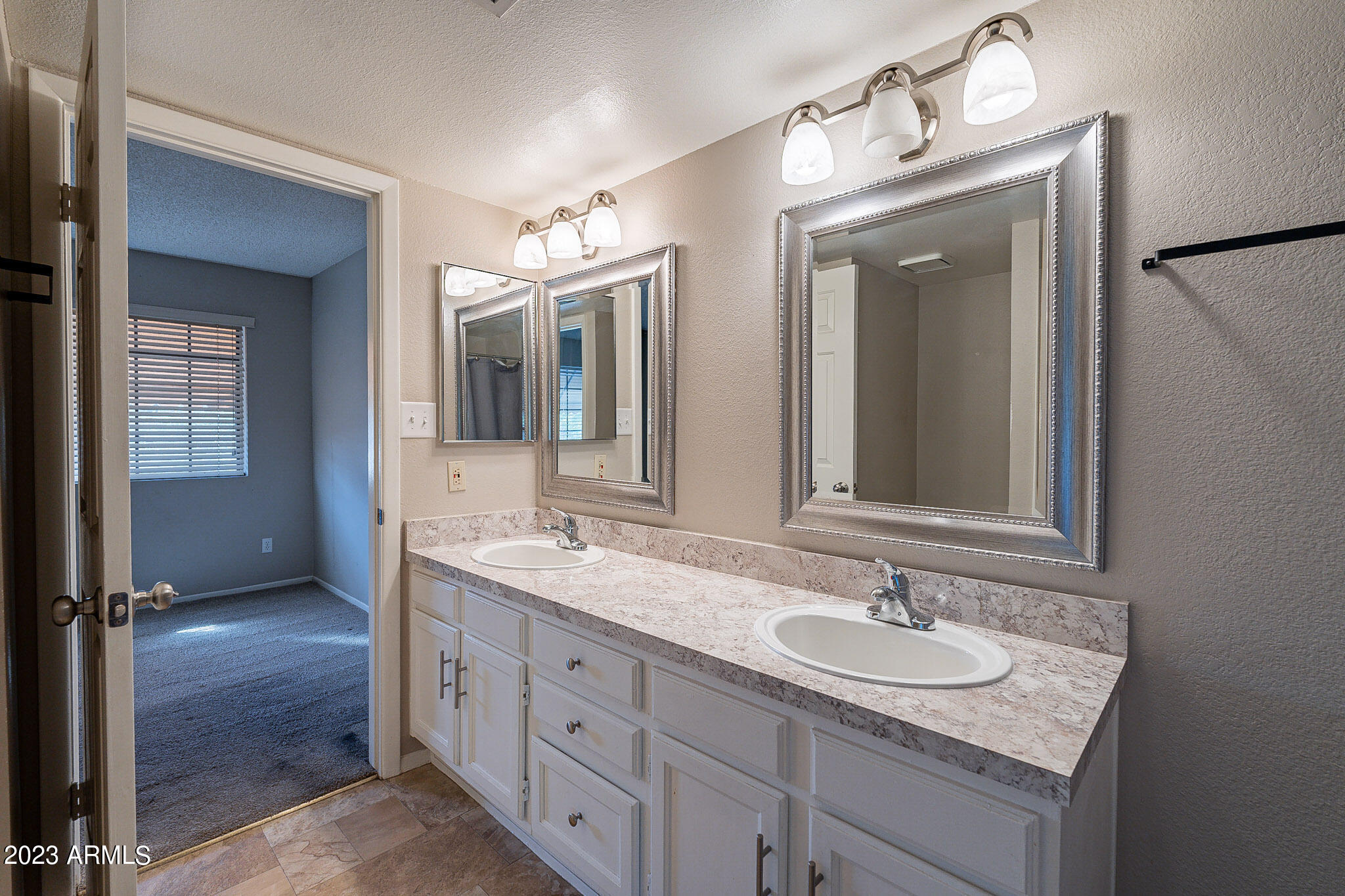 1422 W LA JOLLA Drive