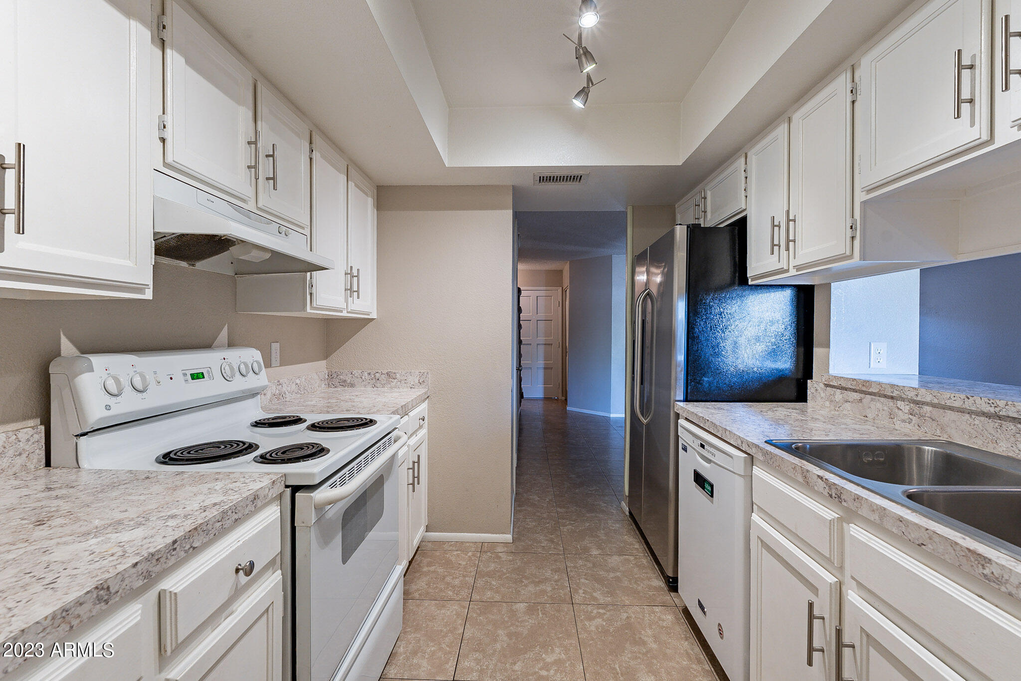 1422 W LA JOLLA Drive