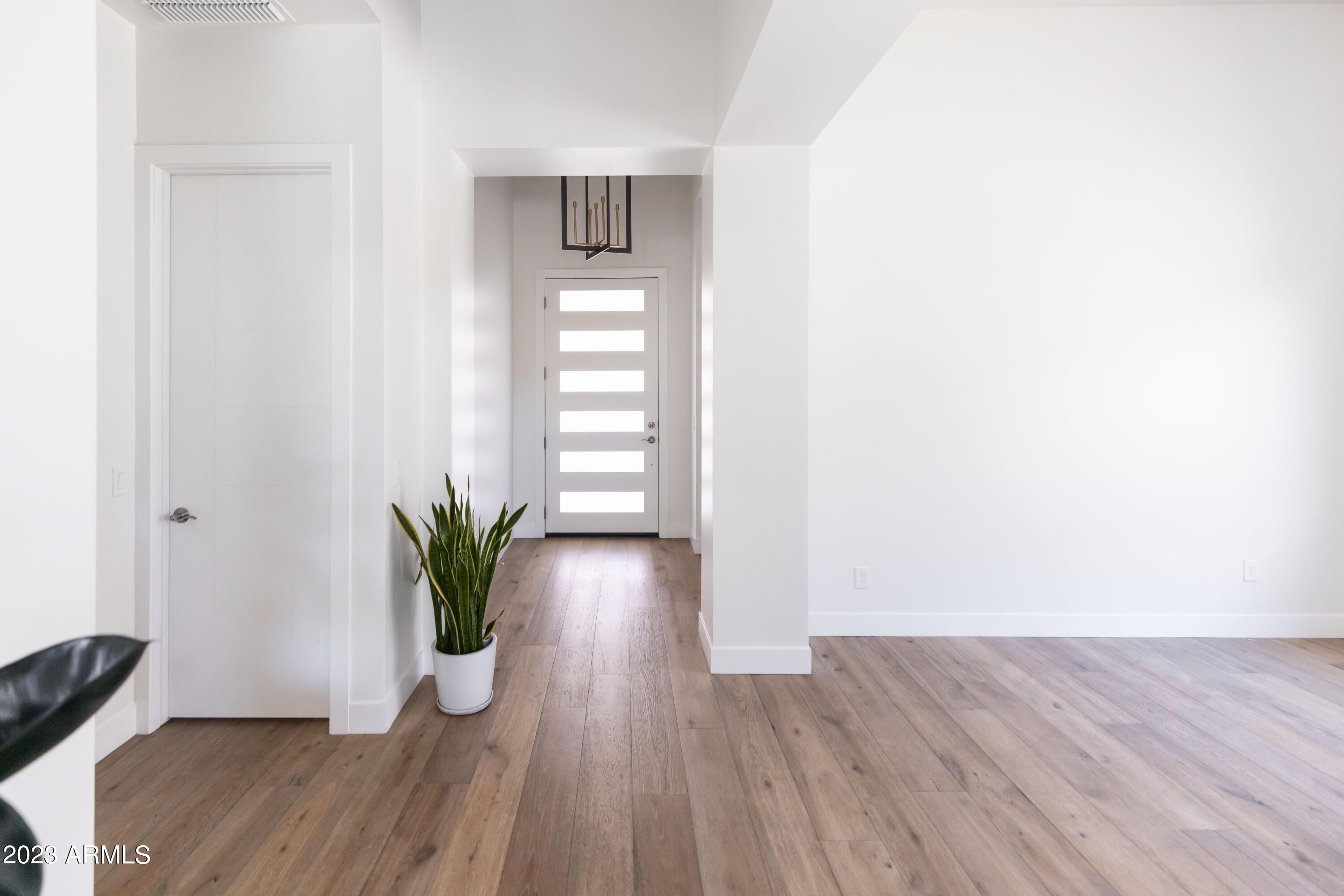 3911 E MITCHELL Drive