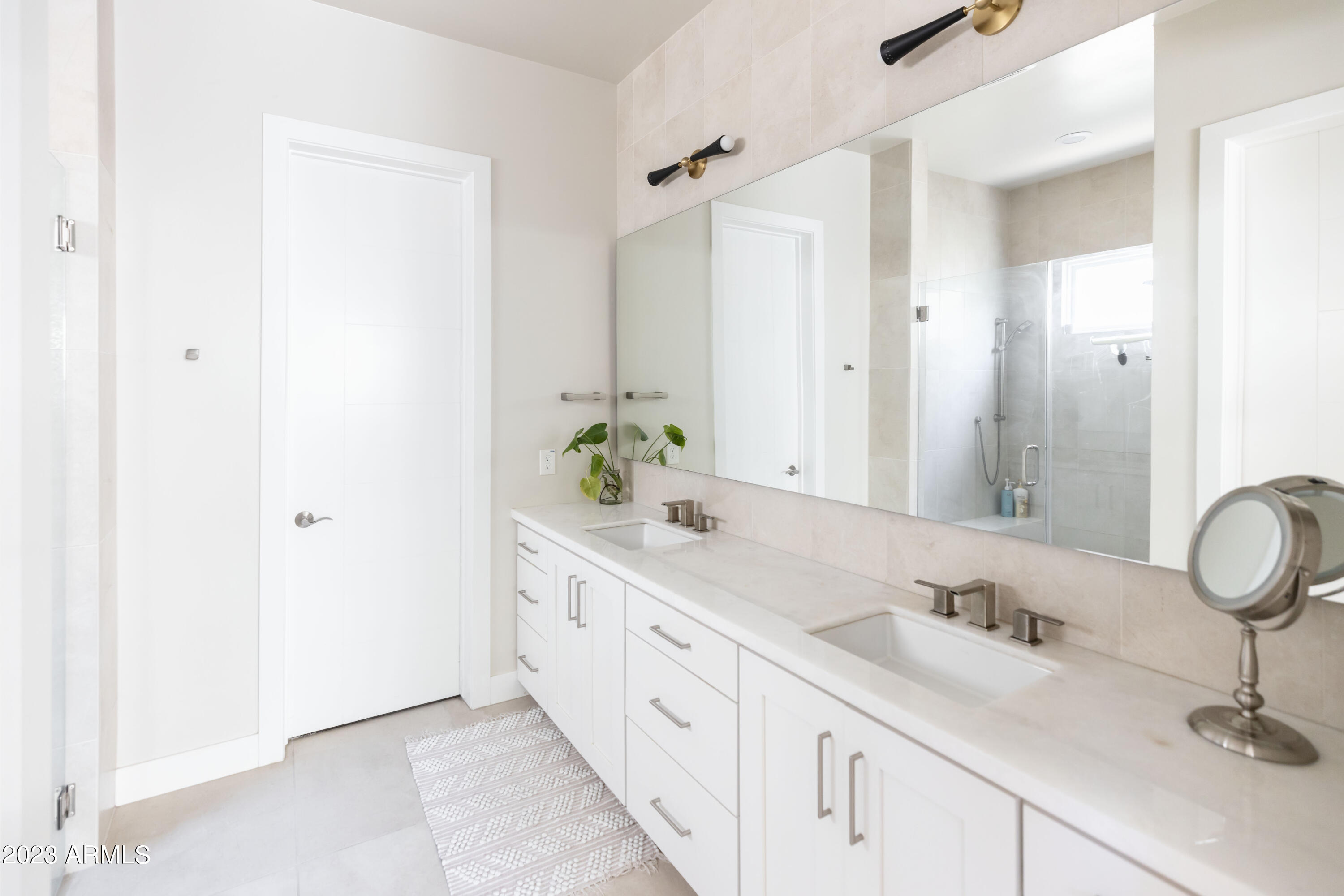 3911 E MITCHELL Drive