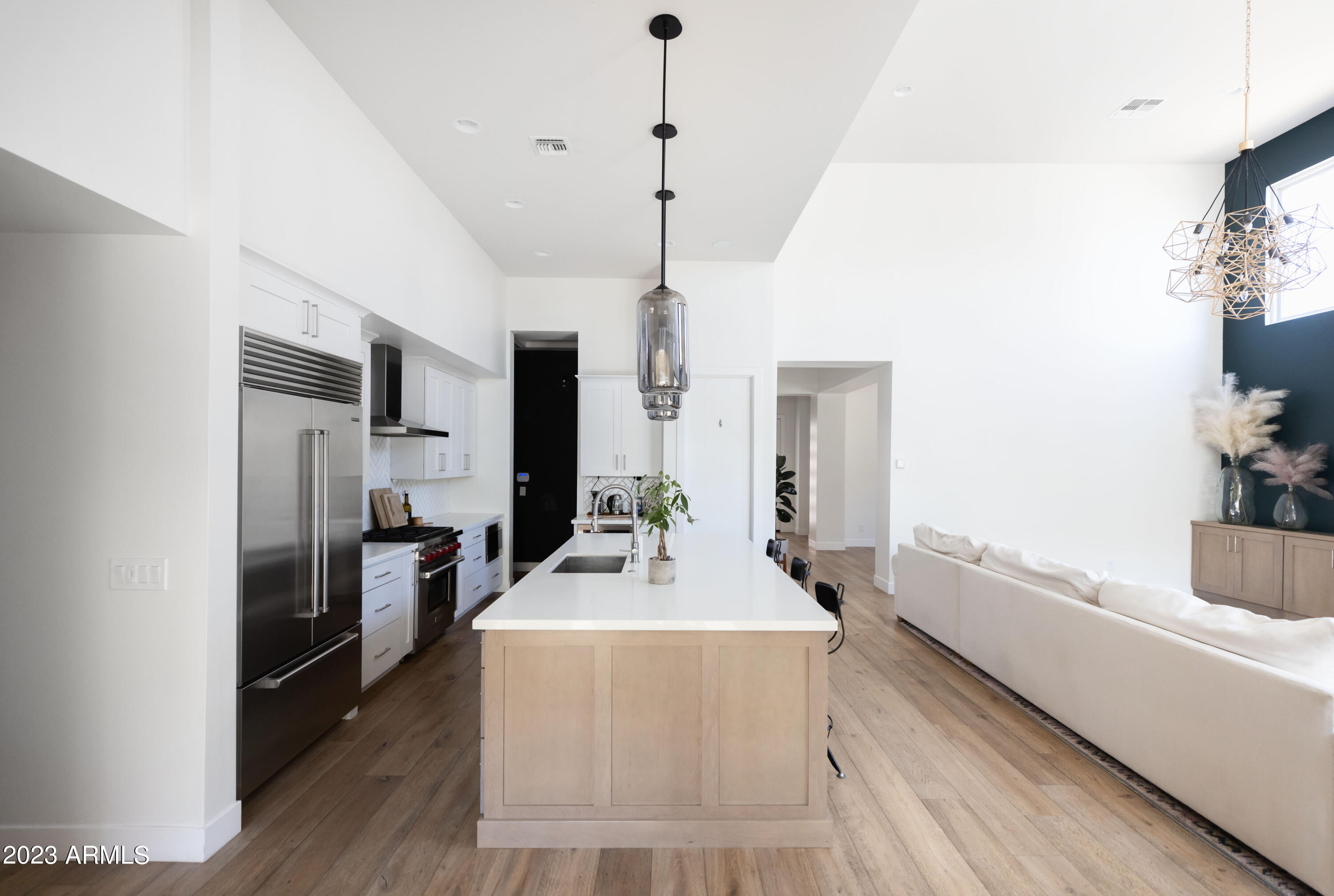 3911 E MITCHELL Drive