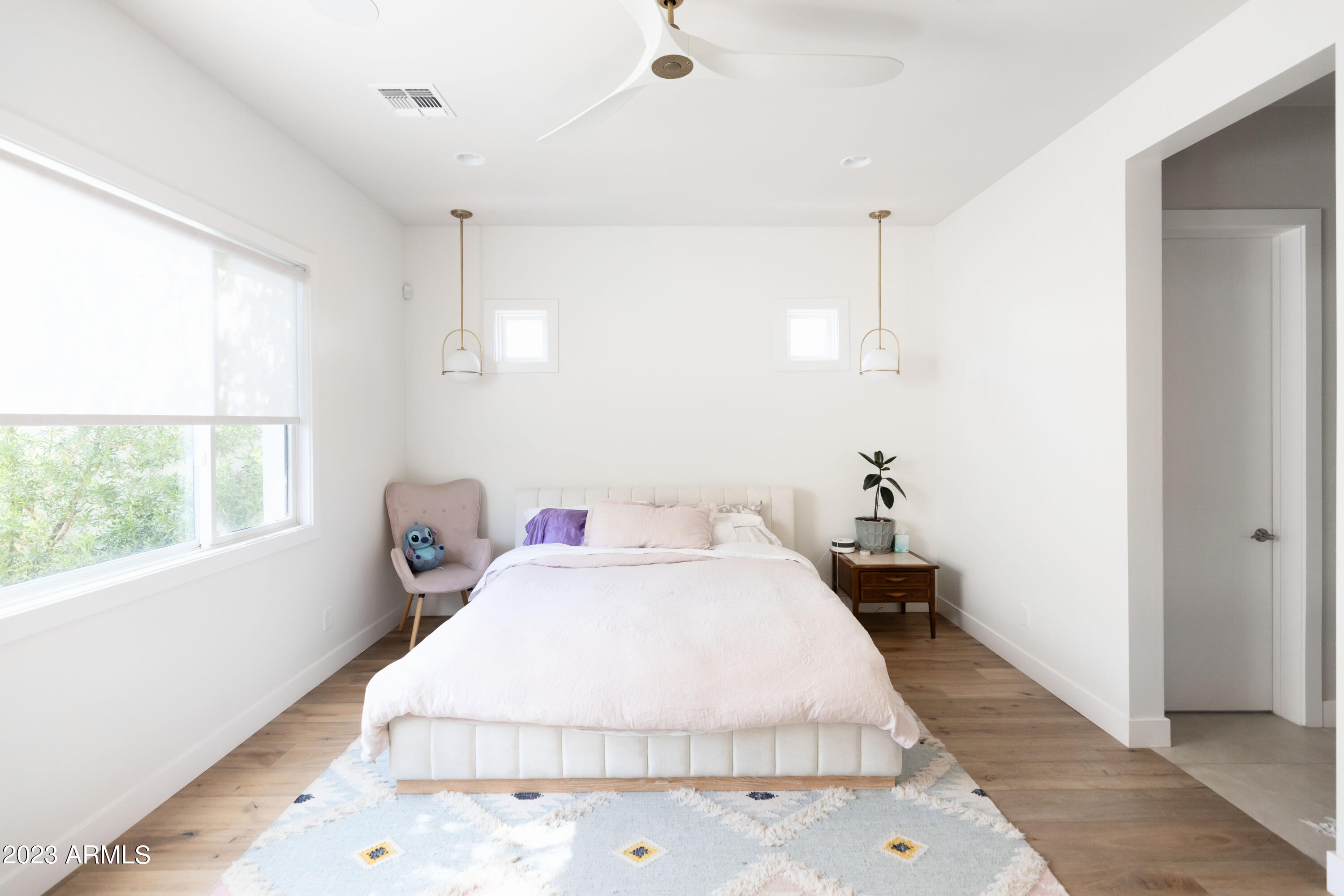 3911 E MITCHELL Drive