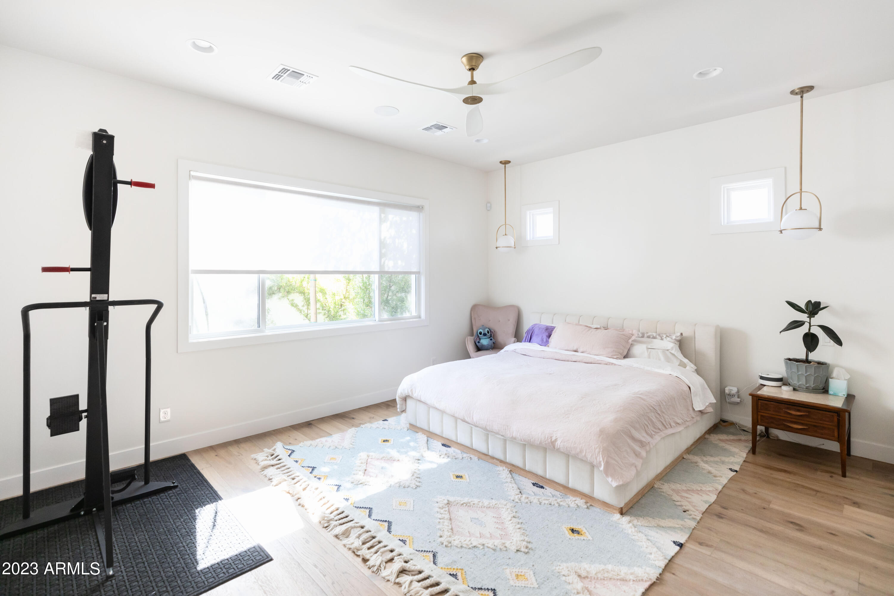 3911 E MITCHELL Drive