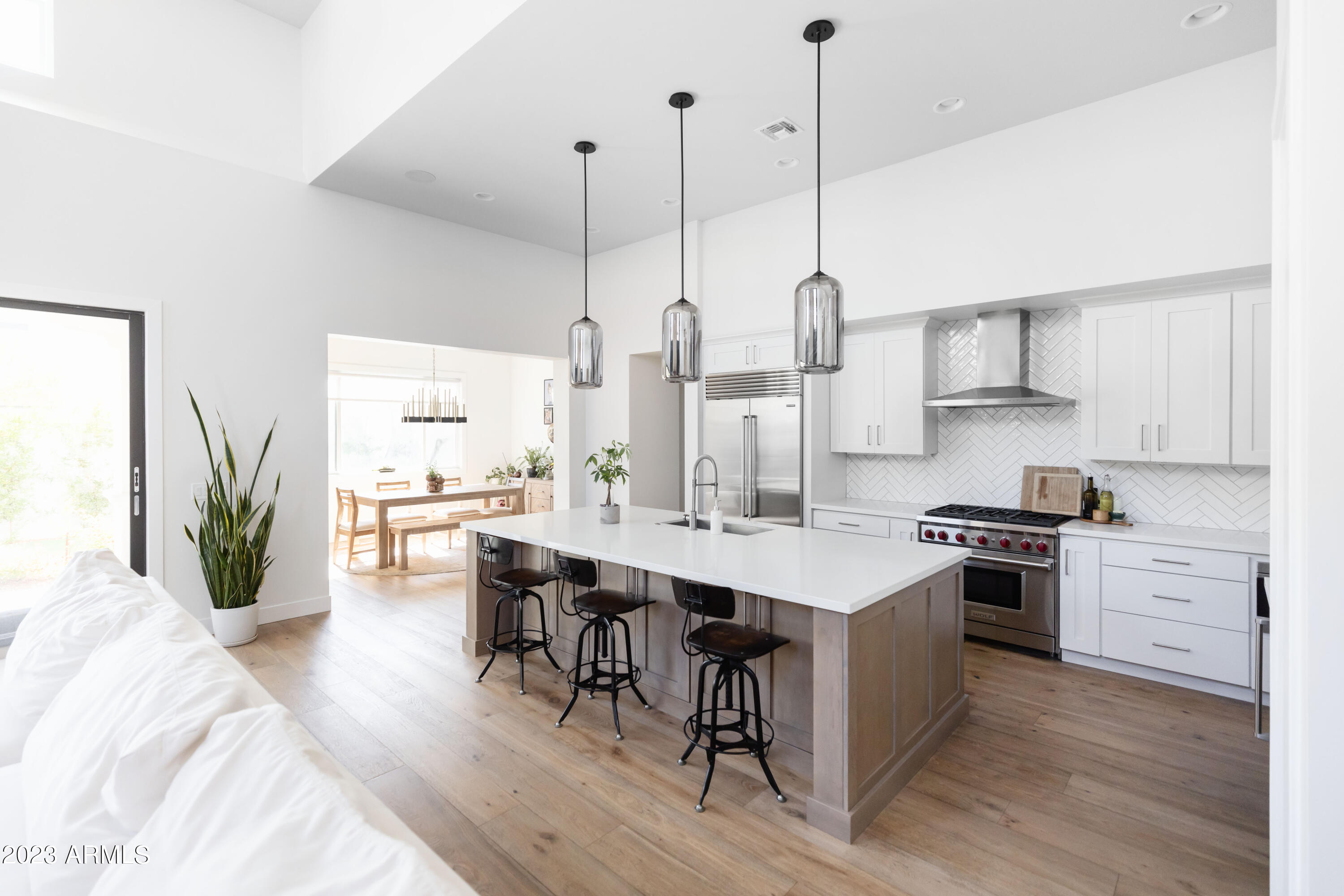 3911 E MITCHELL Drive