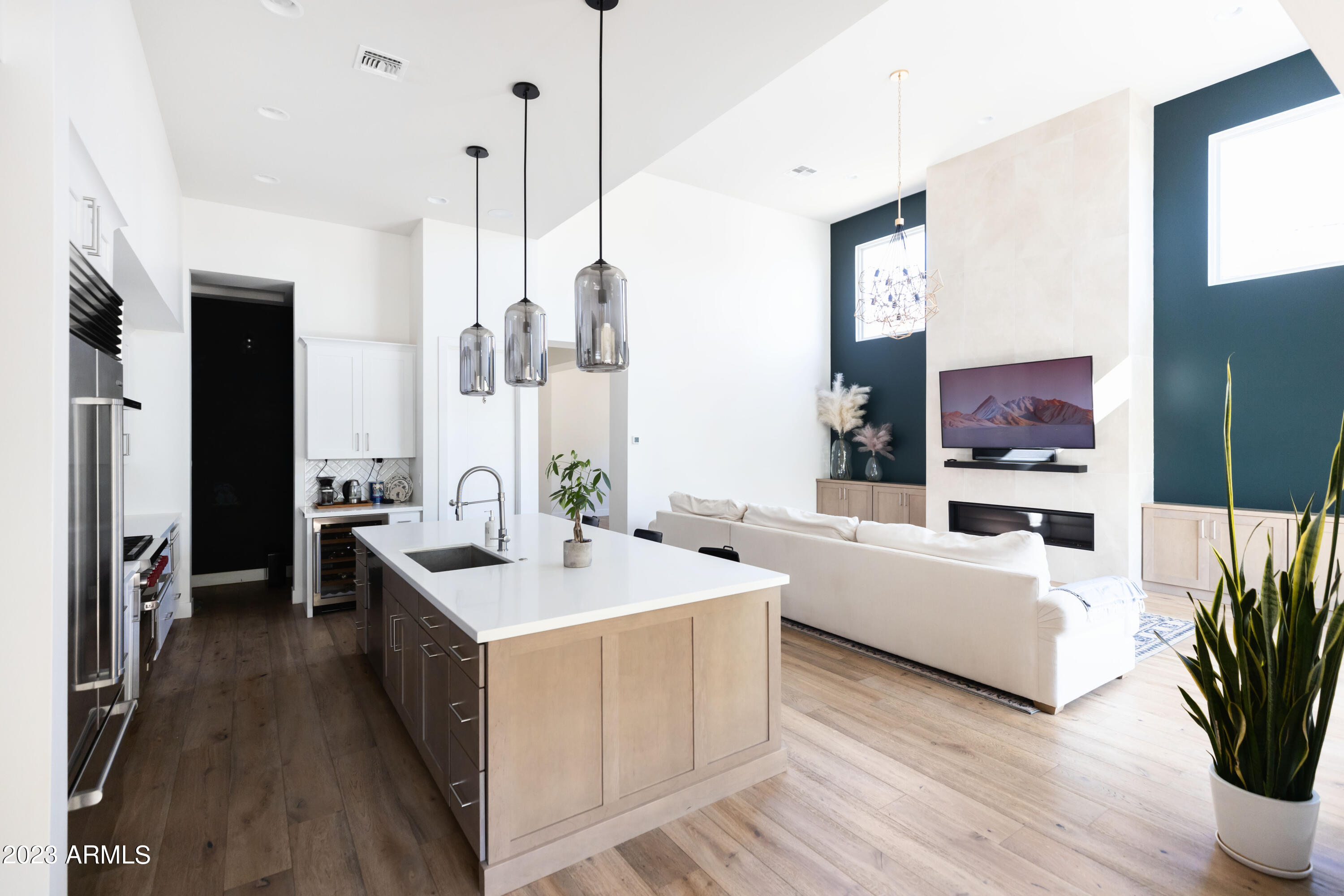 3911 E MITCHELL Drive