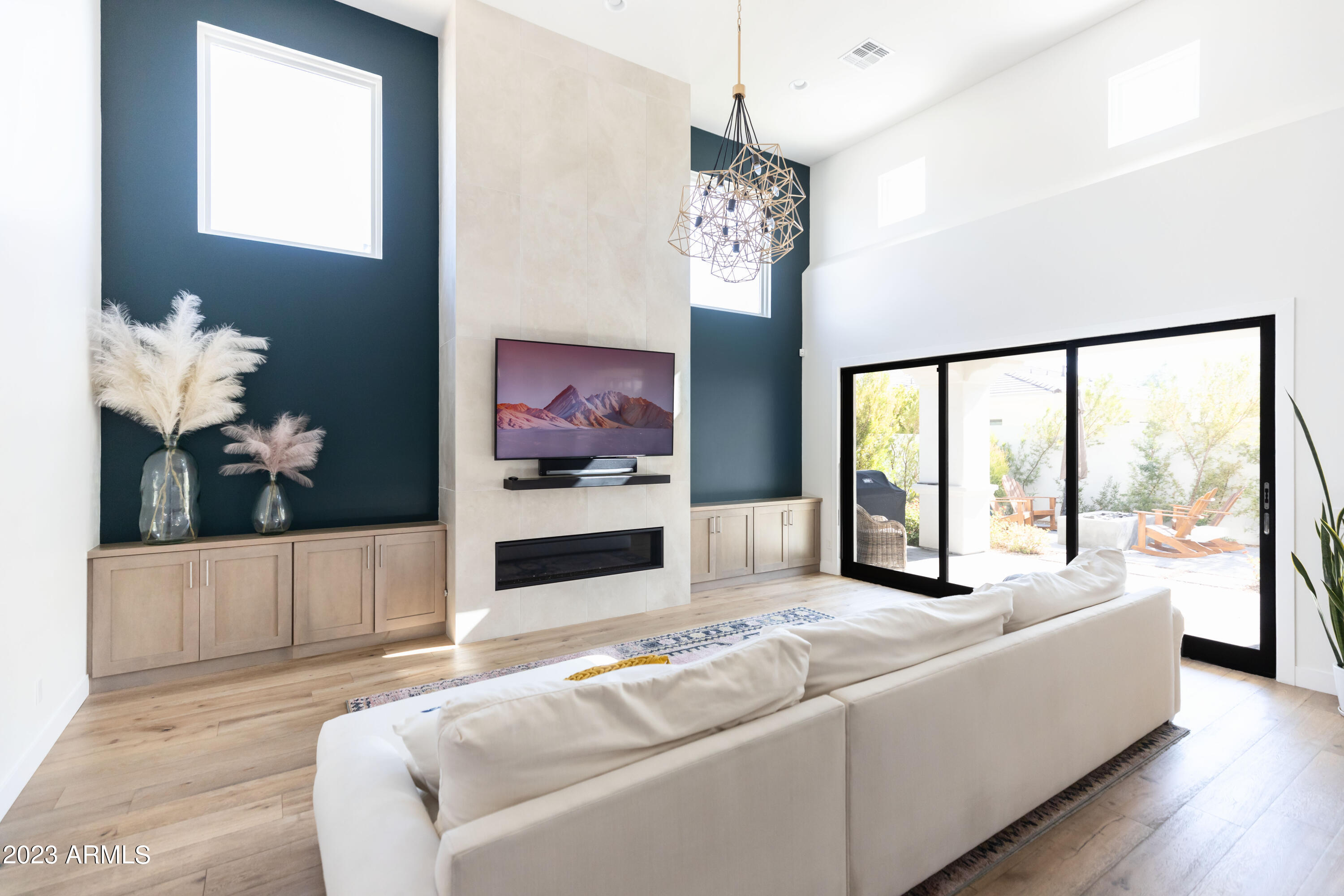 3911 E MITCHELL Drive