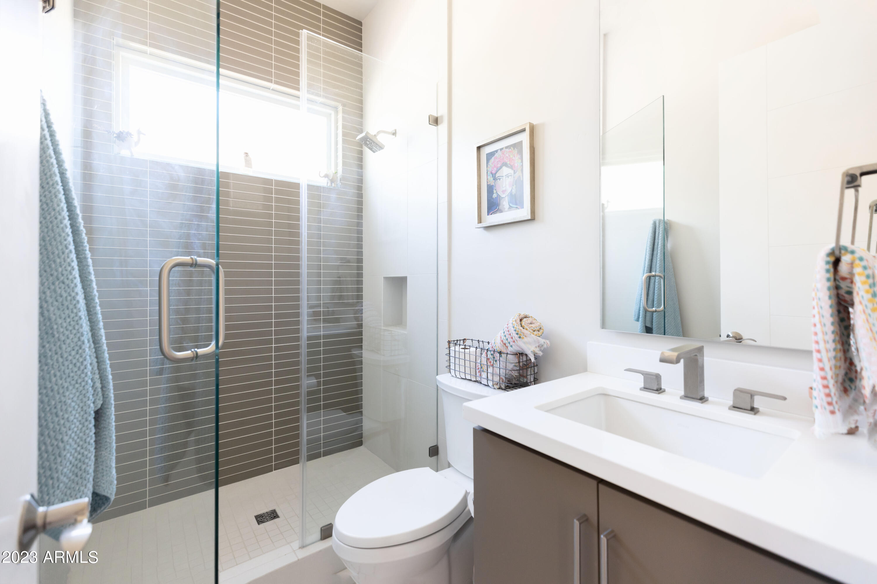 3911 E MITCHELL Drive