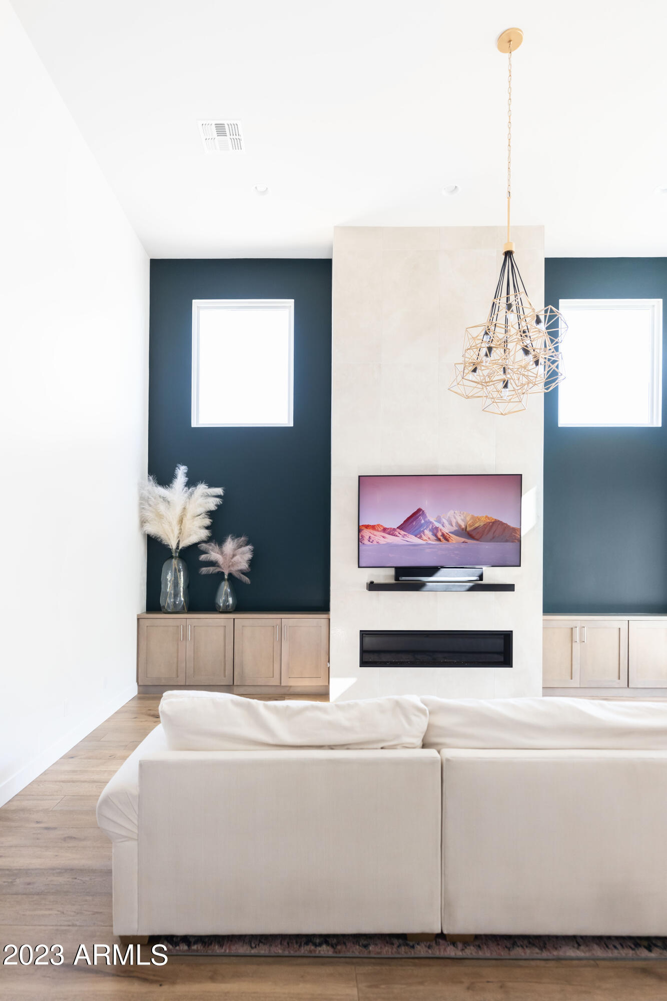 3911 E MITCHELL Drive