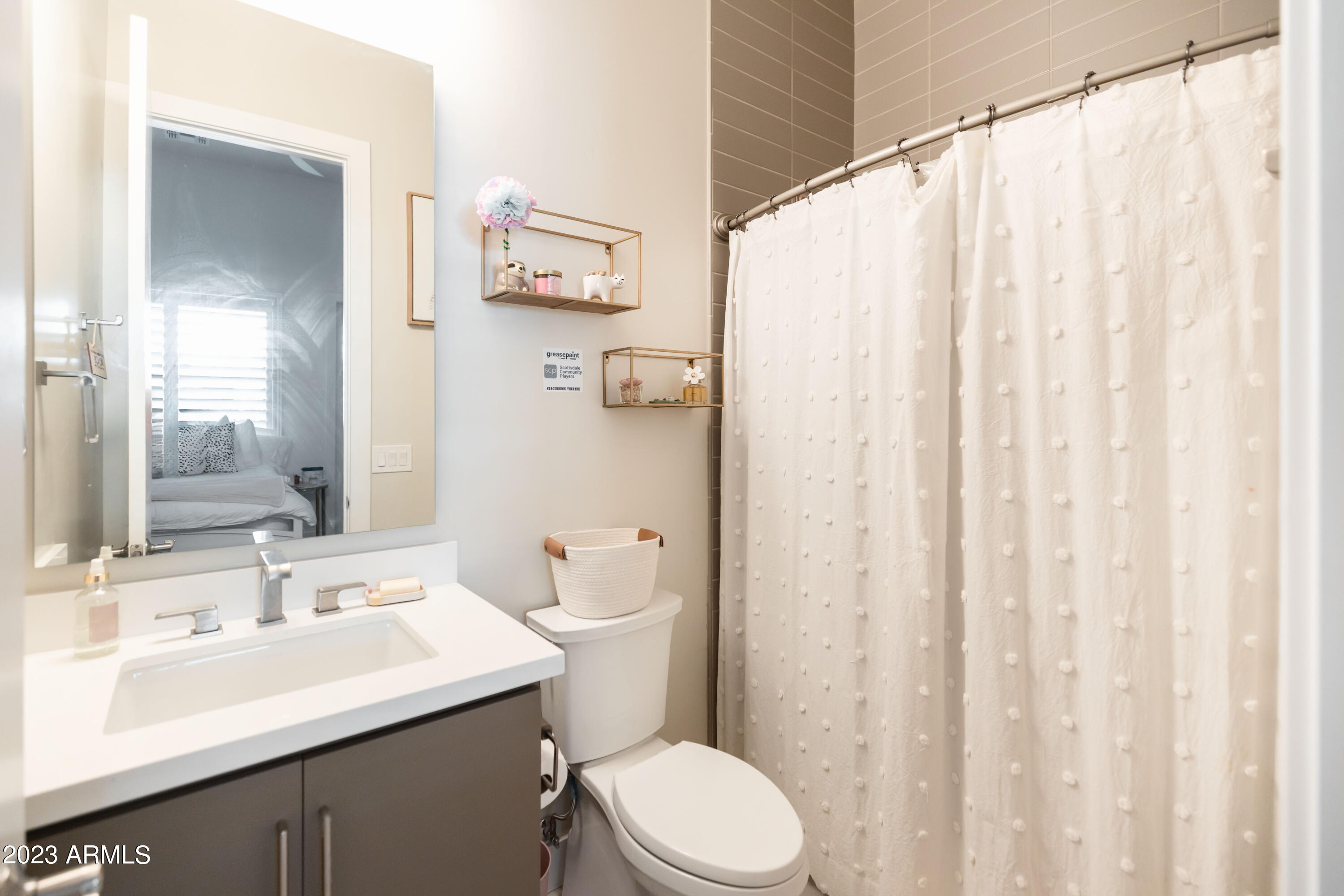 3911 E MITCHELL Drive