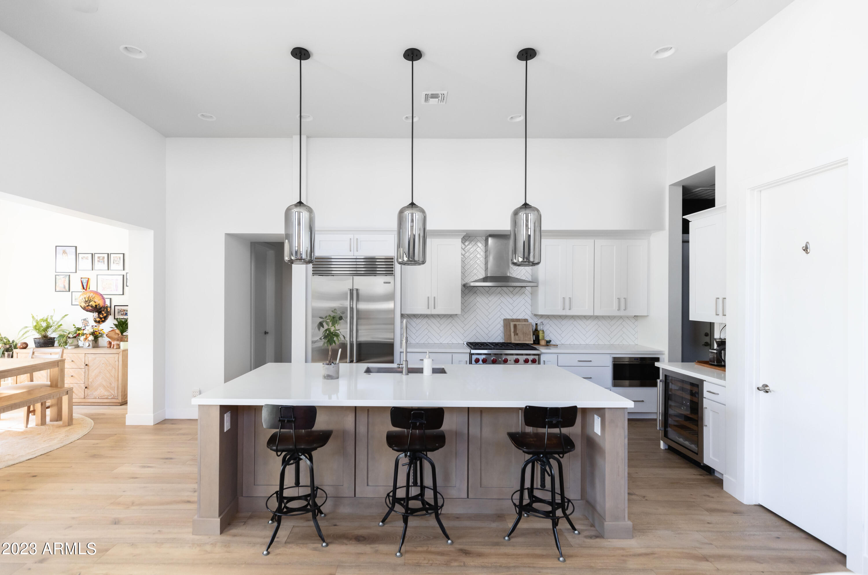 3911 E MITCHELL Drive