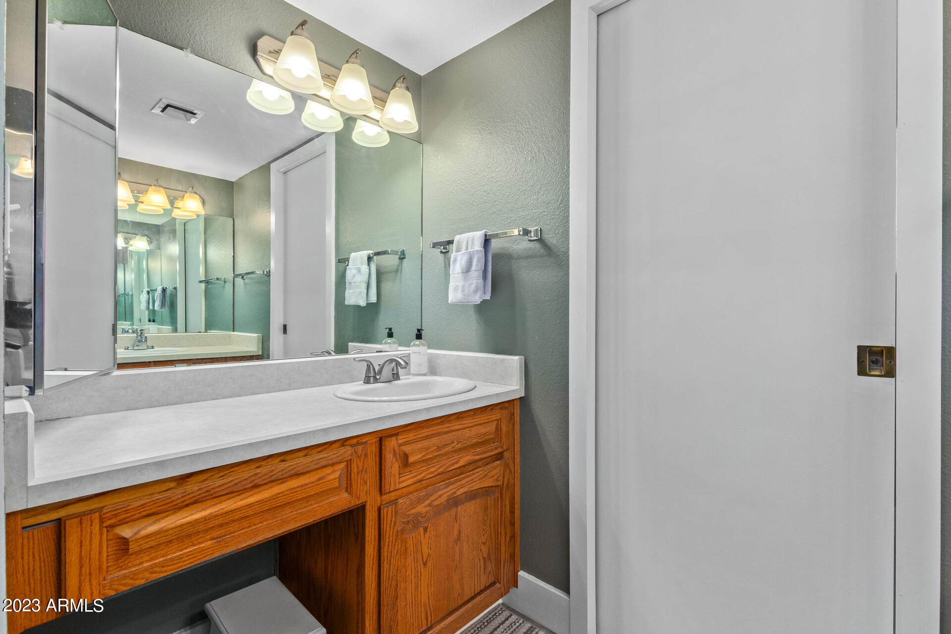 1640 E GRANDVIEW Street