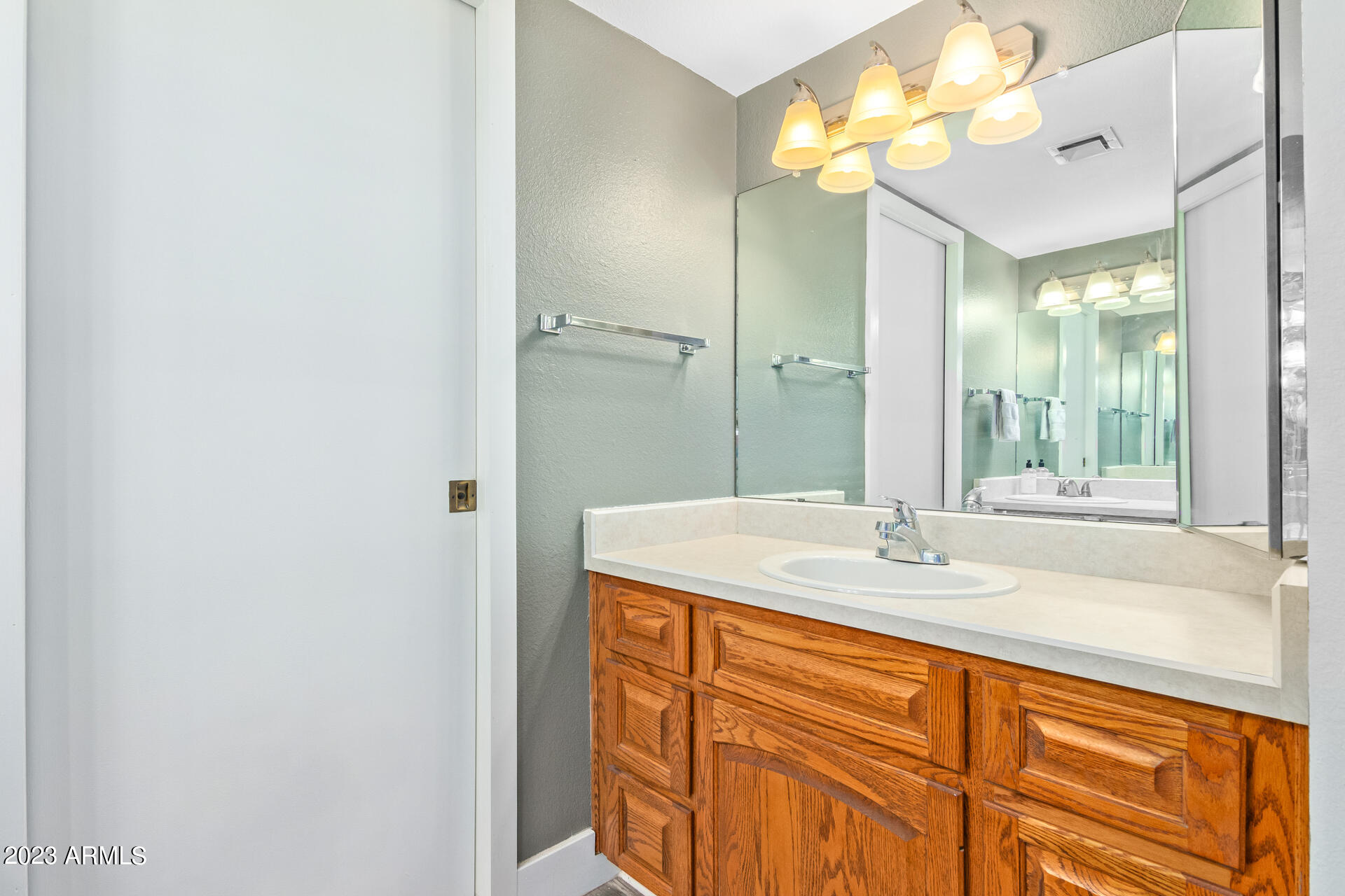 1640 E GRANDVIEW Street