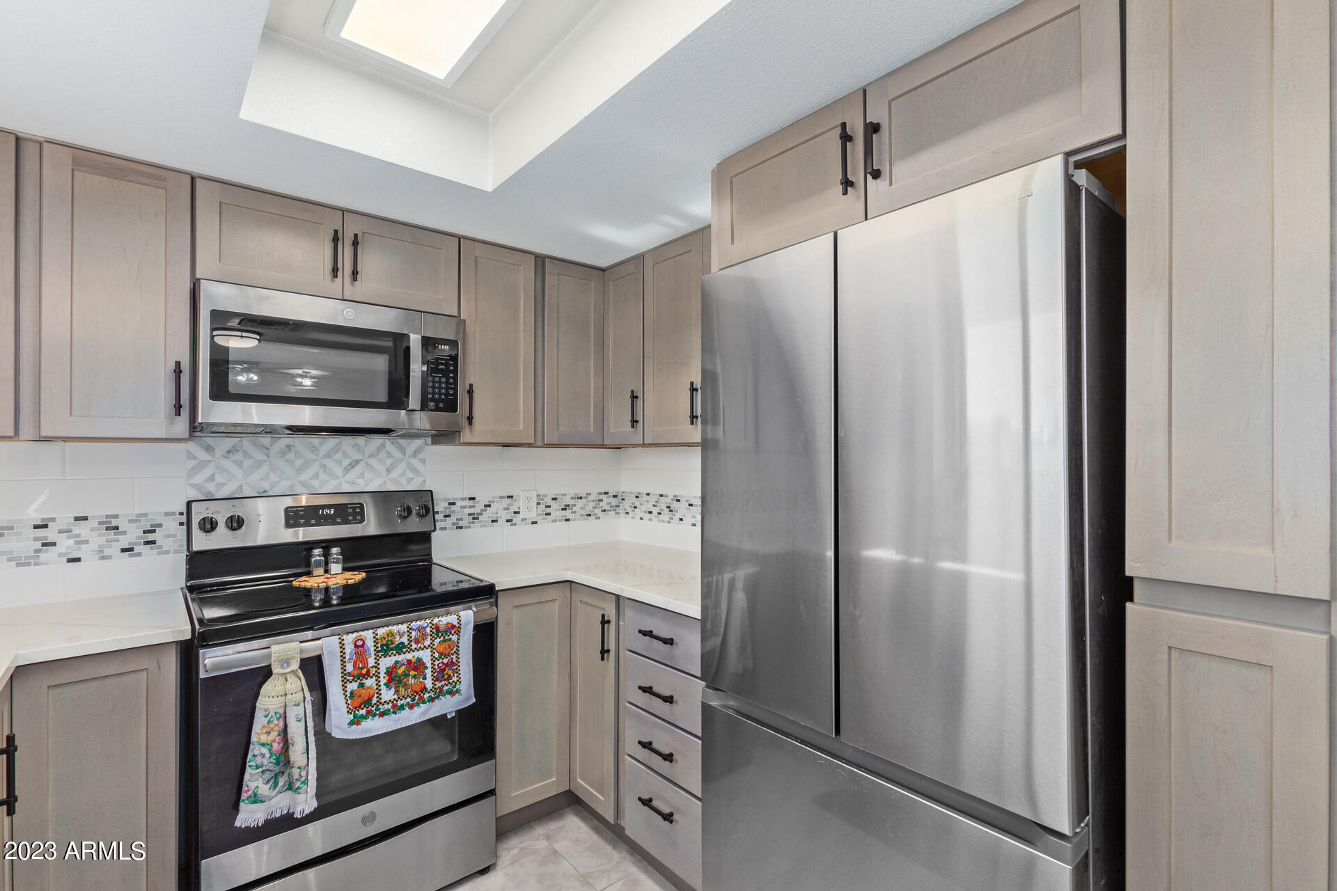 1640 E GRANDVIEW Street