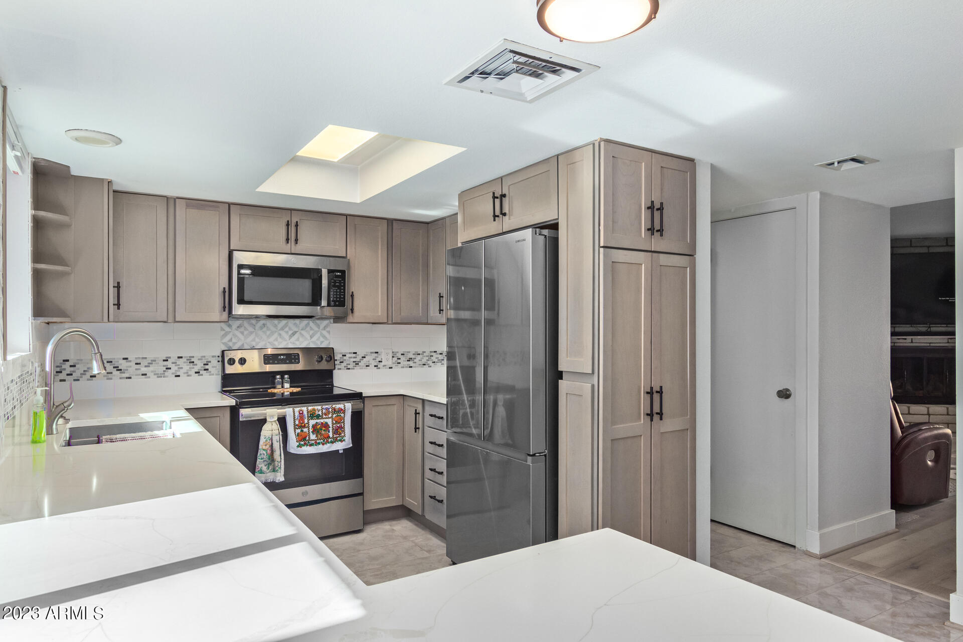 1640 E GRANDVIEW Street