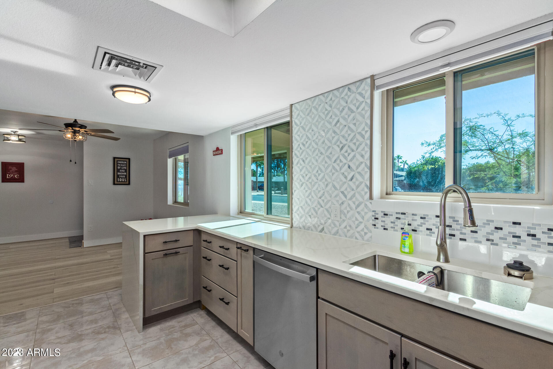 1640 E GRANDVIEW Street