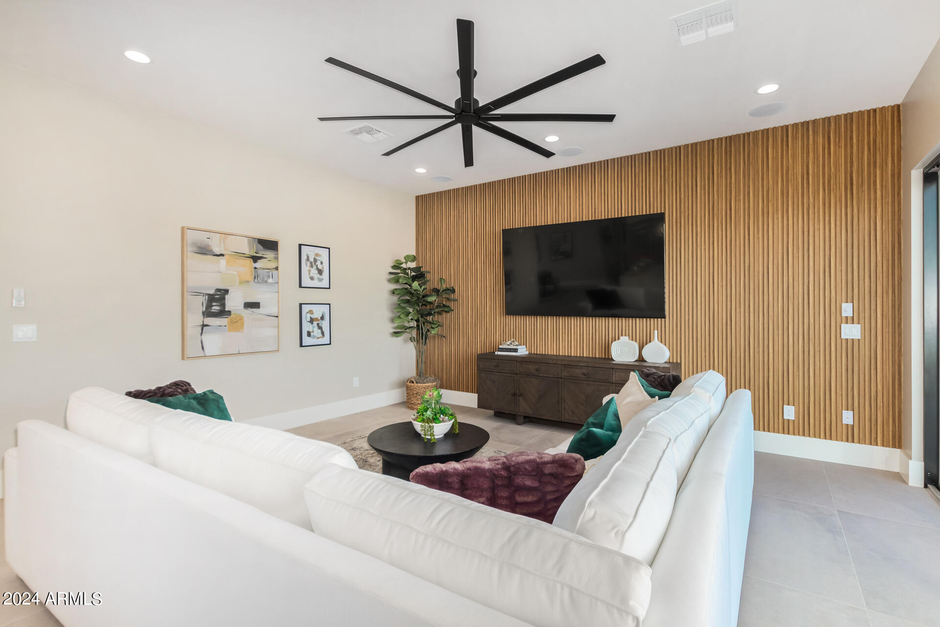 1910 E SOUTH MOUNTAIN Avenue