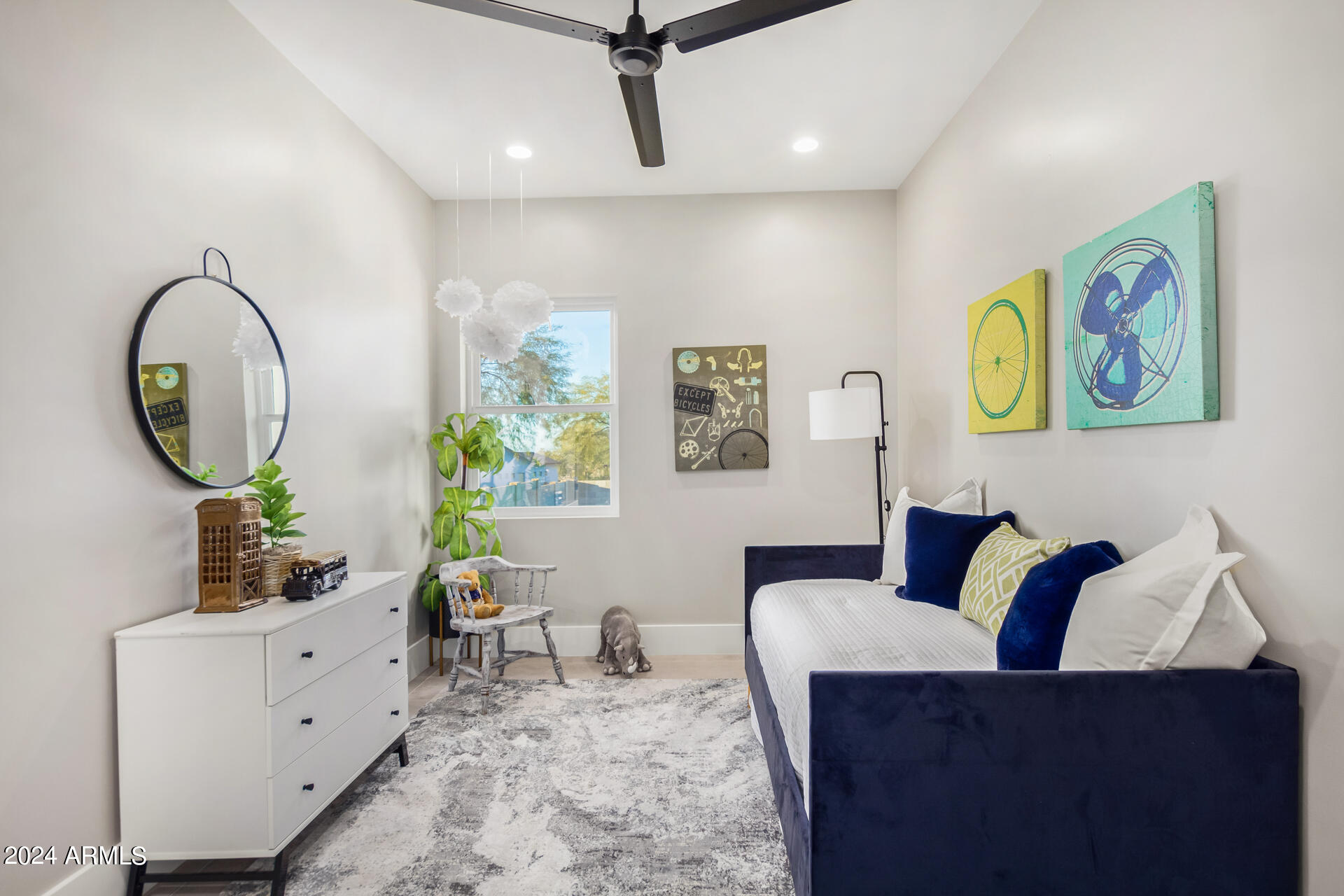 1910 E SOUTH MOUNTAIN Avenue