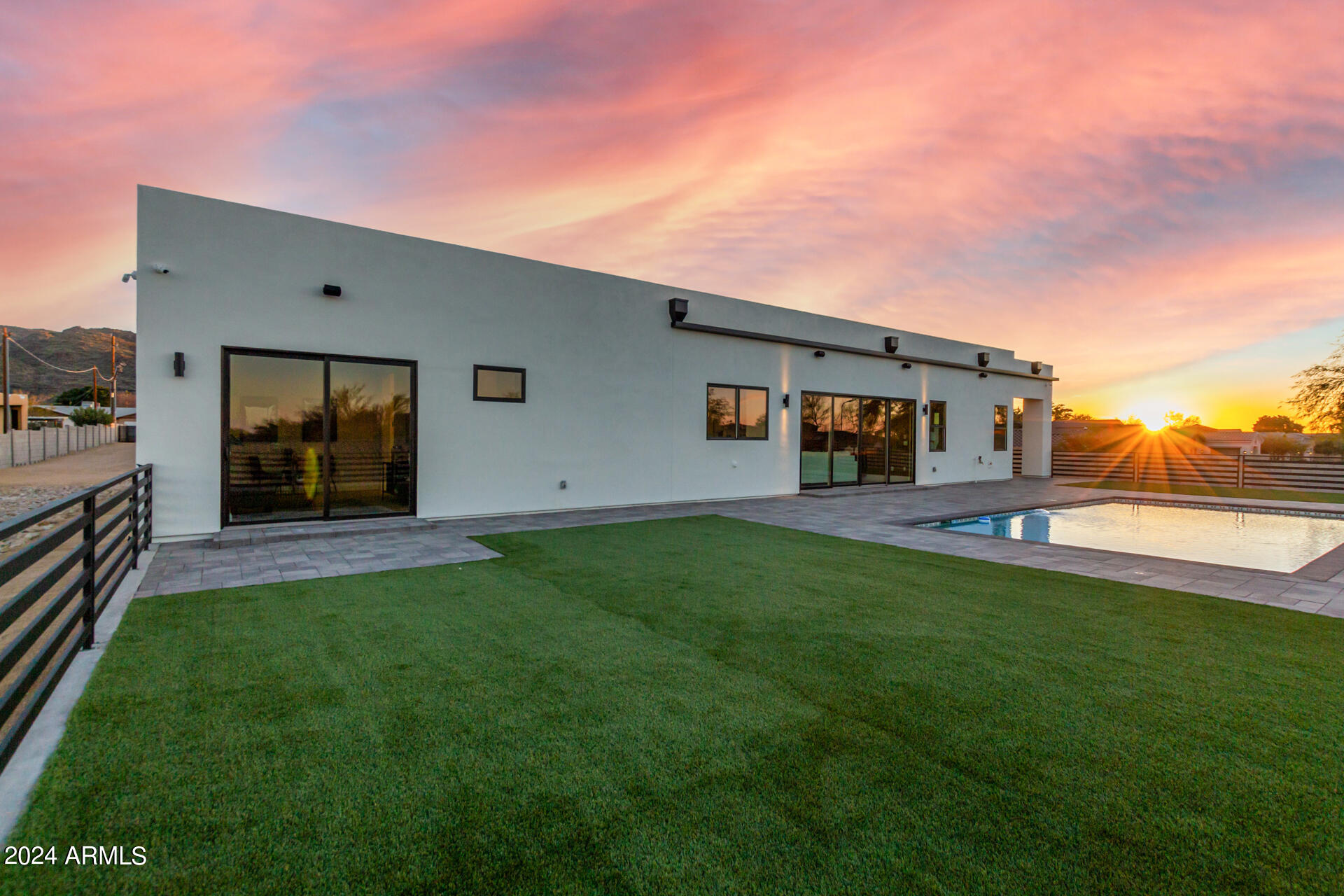 1910 E SOUTH MOUNTAIN Avenue