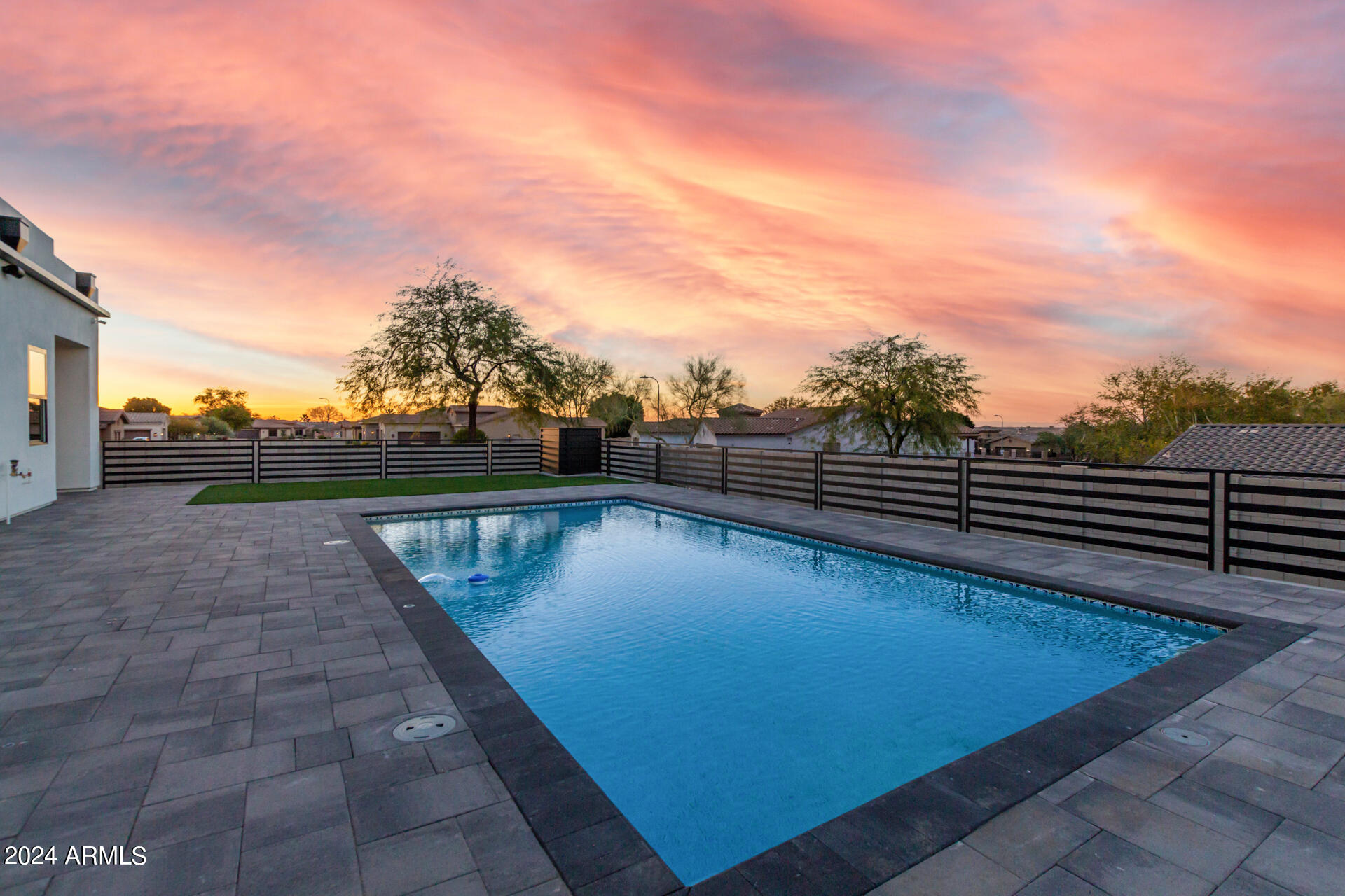 1910 E SOUTH MOUNTAIN Avenue