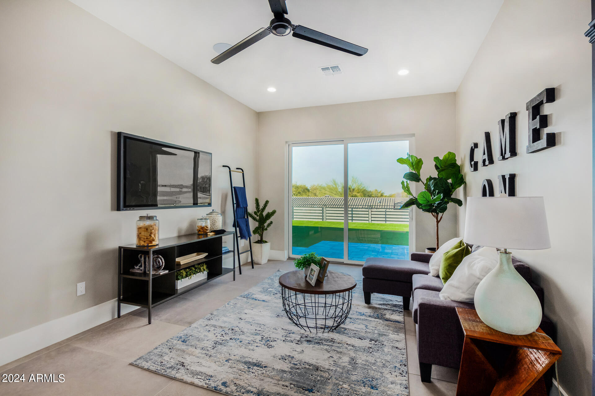 1910 E SOUTH MOUNTAIN Avenue