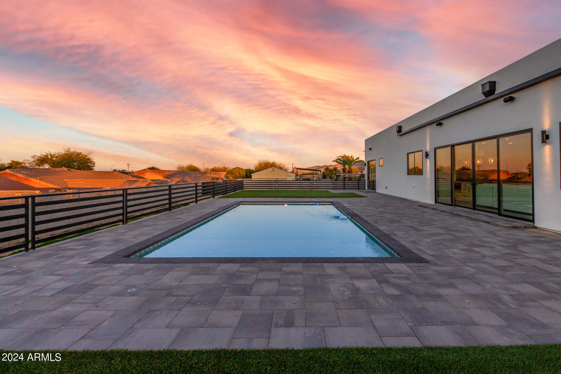 1910 E SOUTH MOUNTAIN Avenue