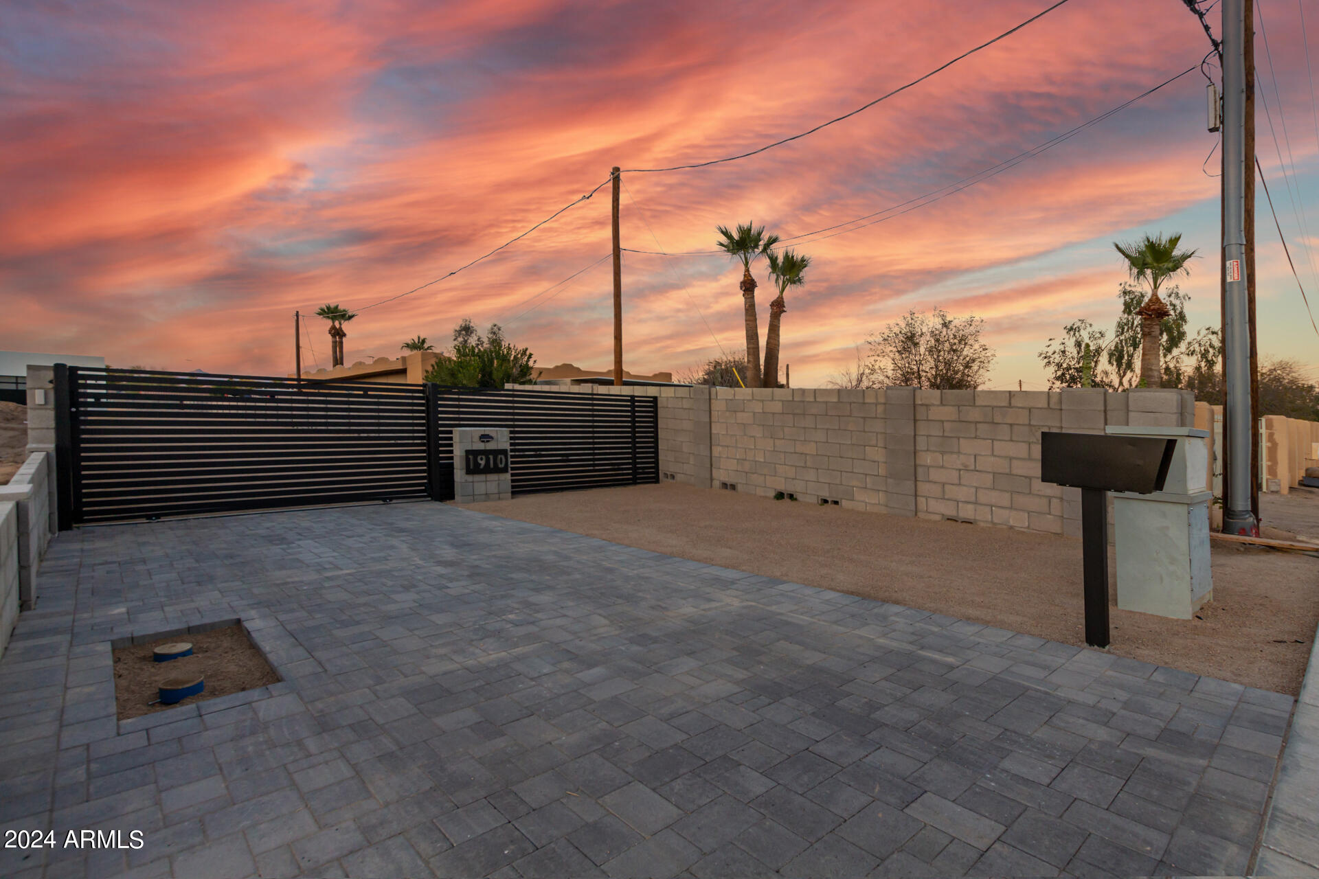 1910 E SOUTH MOUNTAIN Avenue