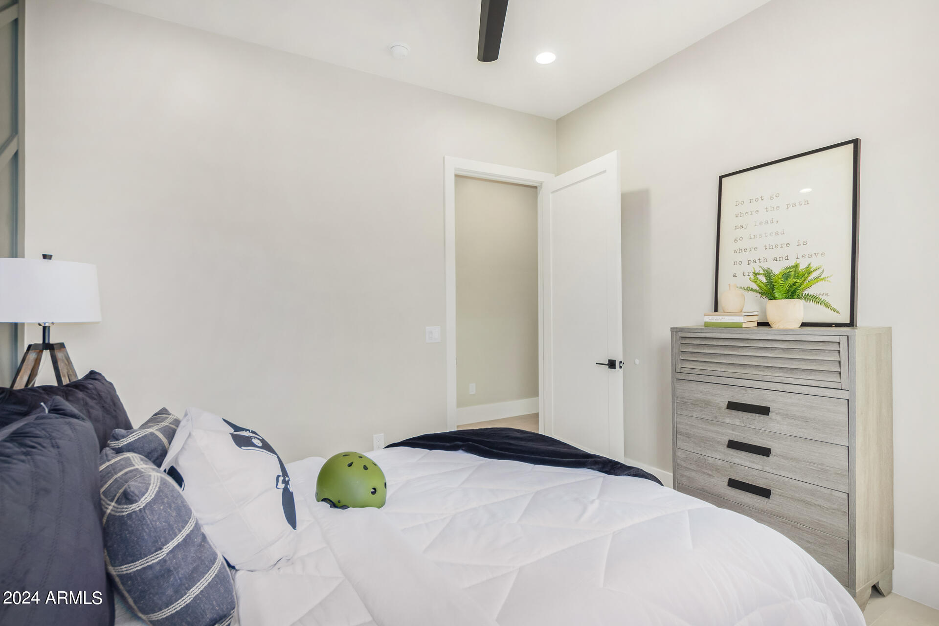 1910 E SOUTH MOUNTAIN Avenue