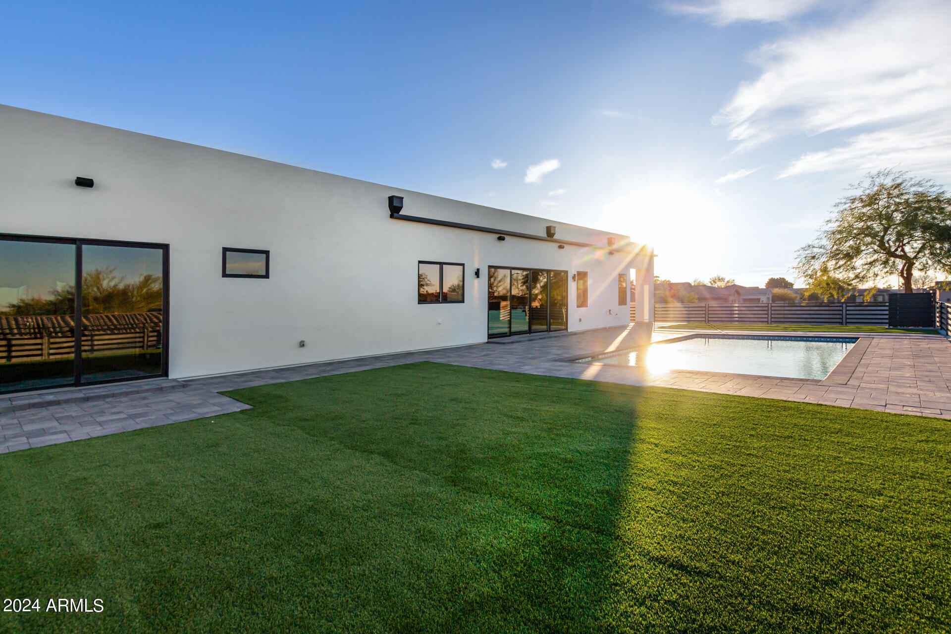 1910 E SOUTH MOUNTAIN Avenue