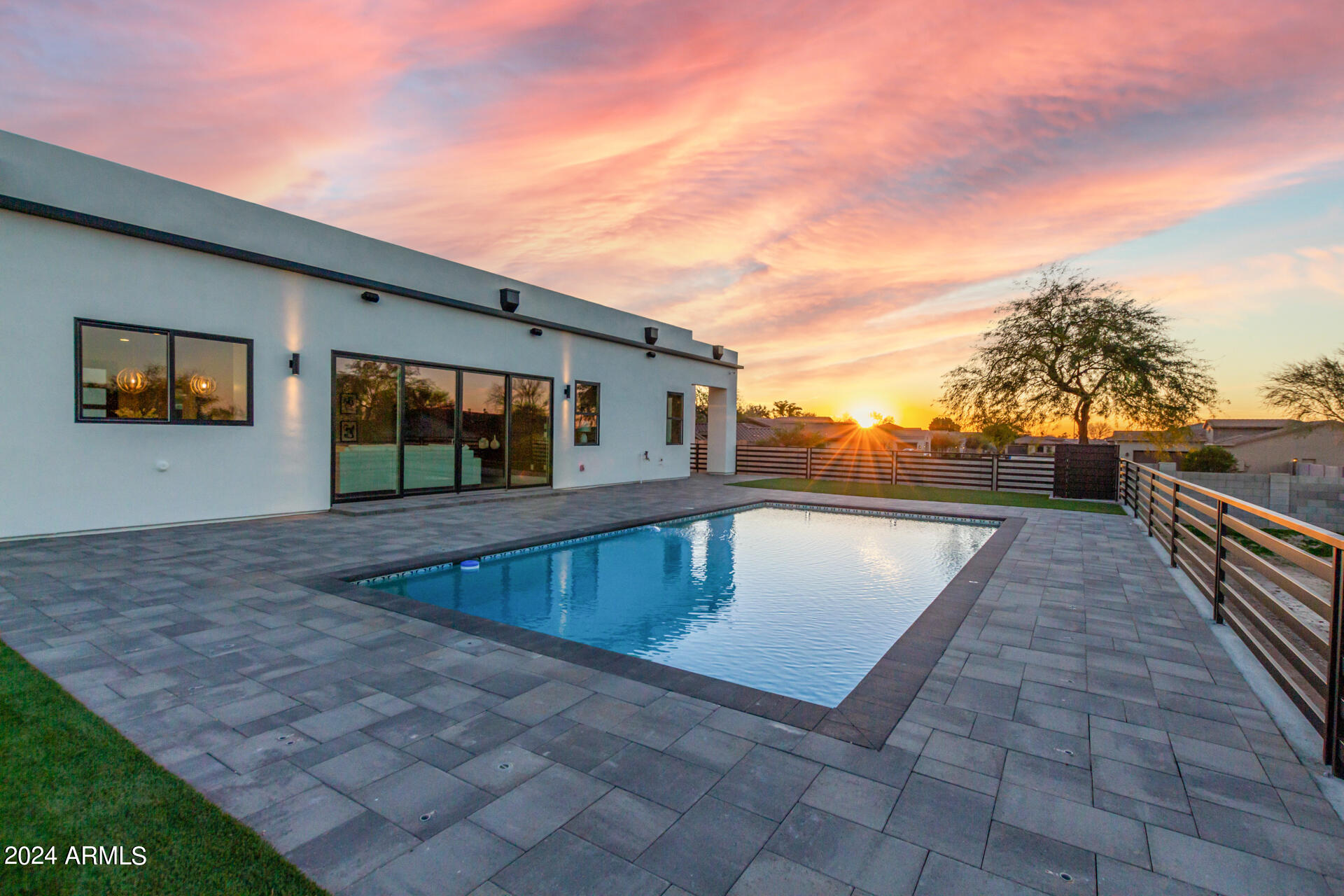 1910 E SOUTH MOUNTAIN Avenue