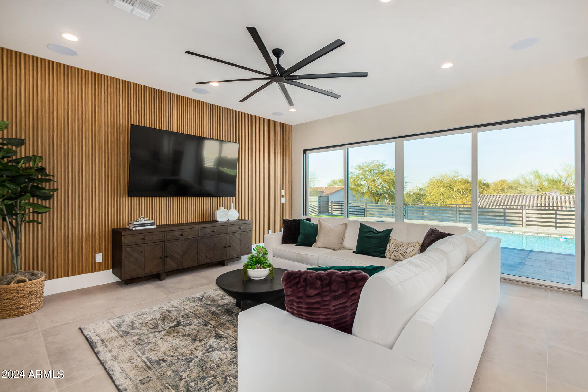 1910 E SOUTH MOUNTAIN Avenue