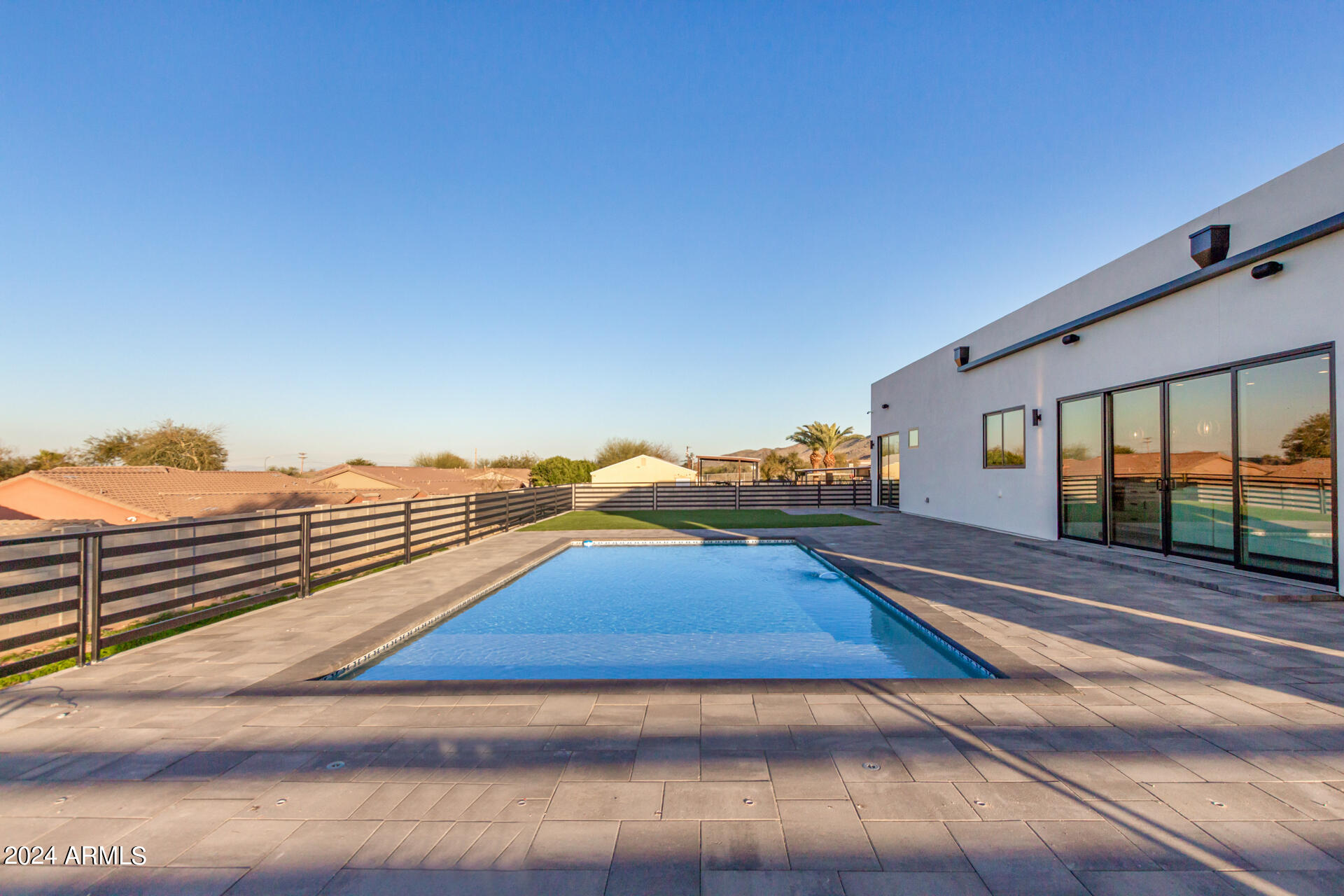 1910 E SOUTH MOUNTAIN Avenue