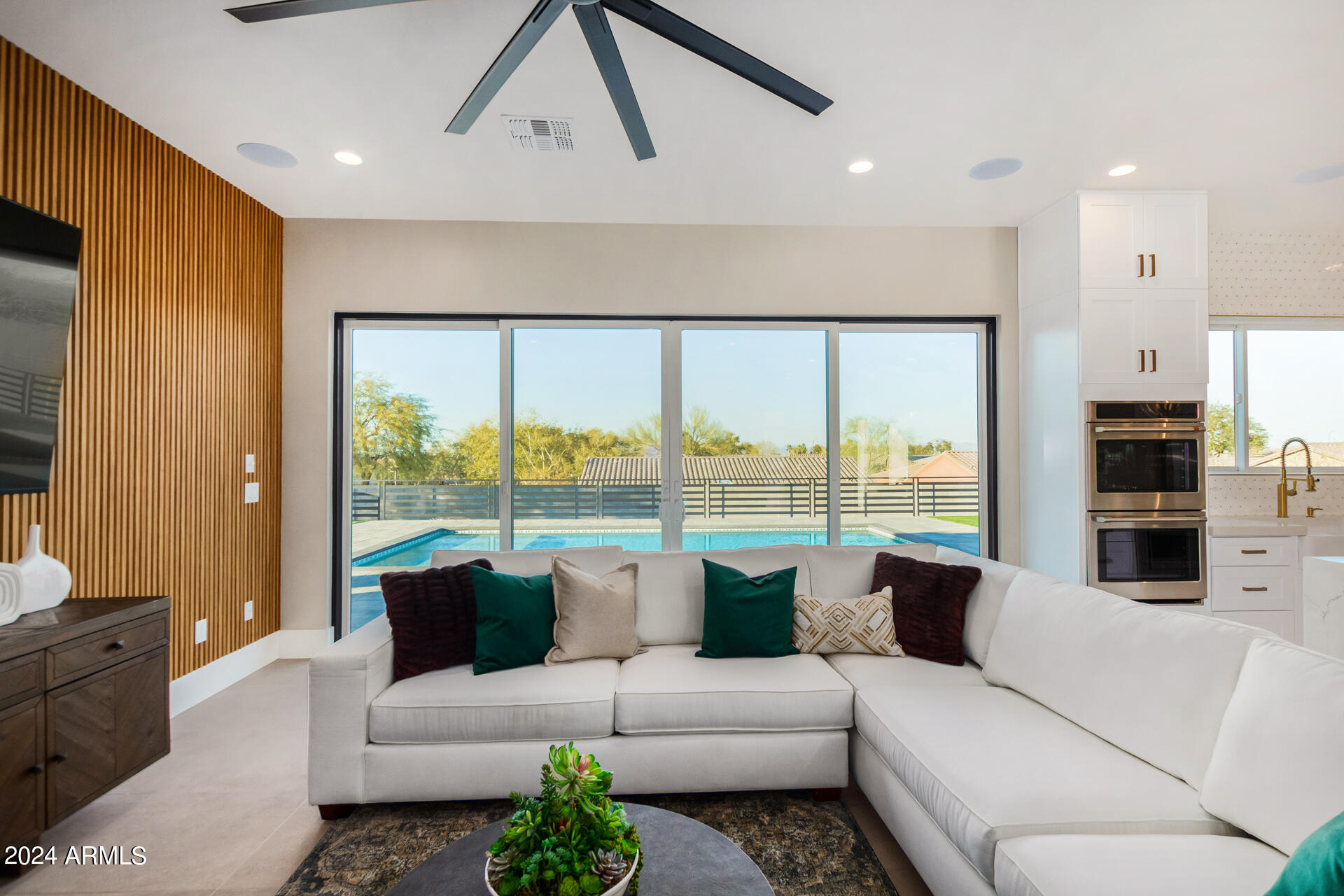 1910 E SOUTH MOUNTAIN Avenue