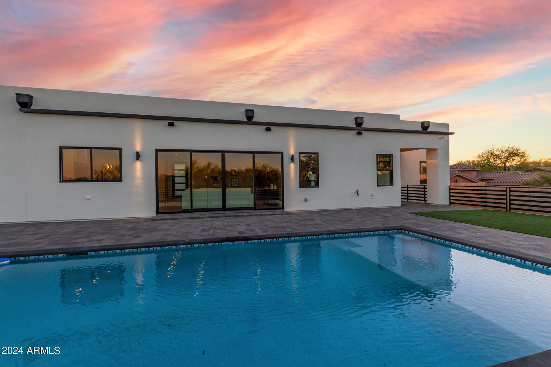 1910 E SOUTH MOUNTAIN Avenue