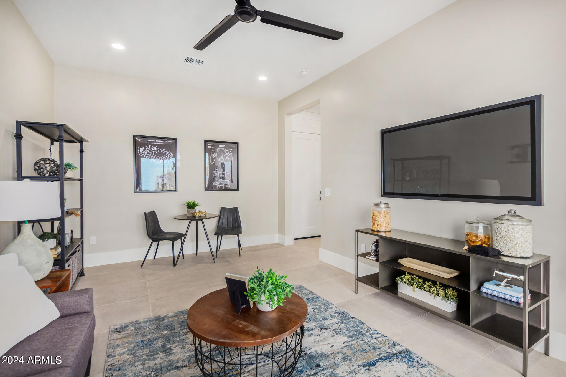 1910 E SOUTH MOUNTAIN Avenue