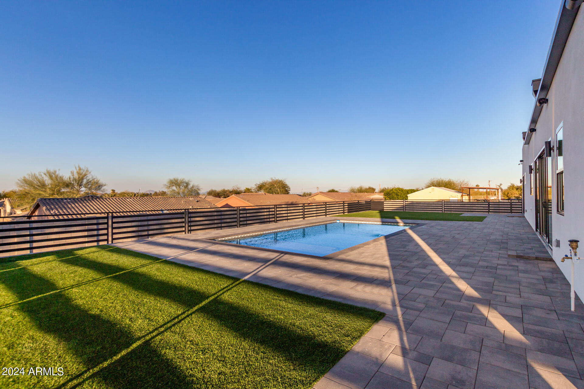 1910 E SOUTH MOUNTAIN Avenue