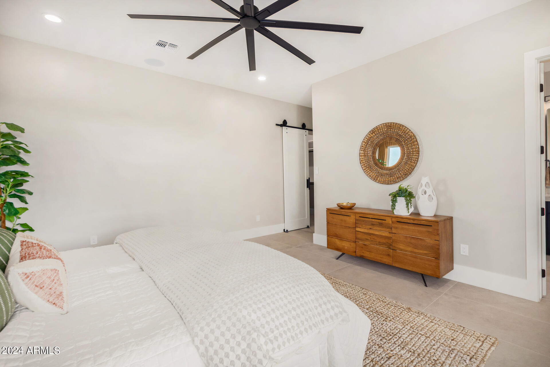 1910 E SOUTH MOUNTAIN Avenue