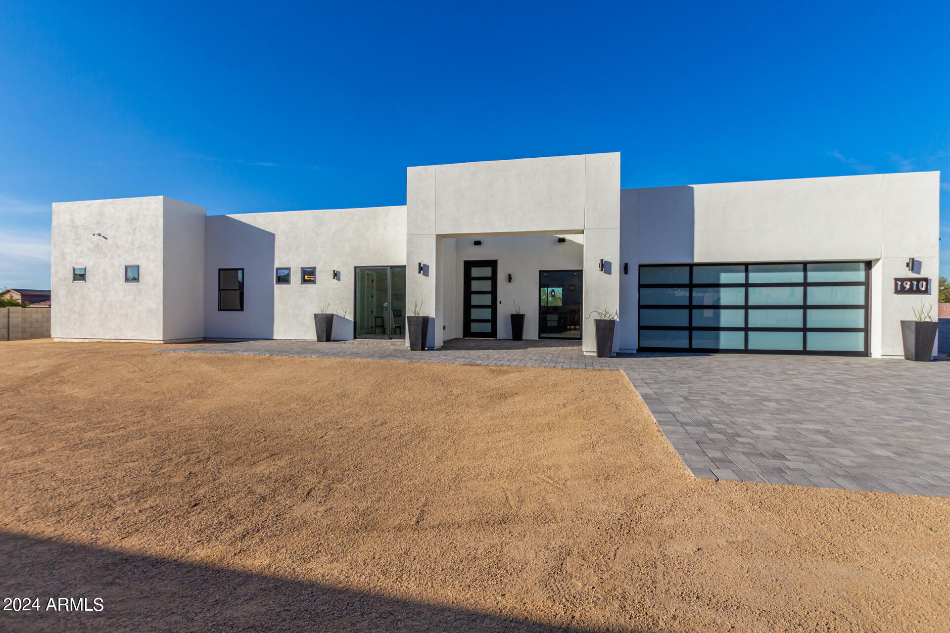 1910 E SOUTH MOUNTAIN Avenue