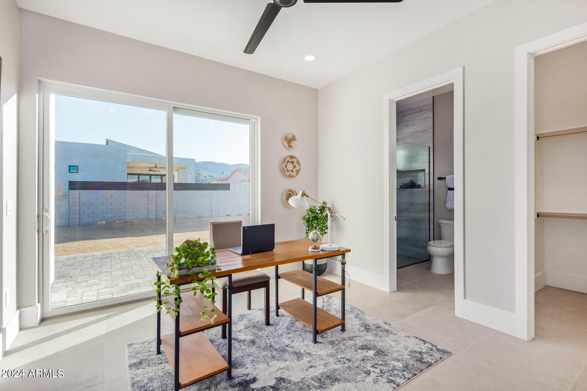 1910 E SOUTH MOUNTAIN Avenue