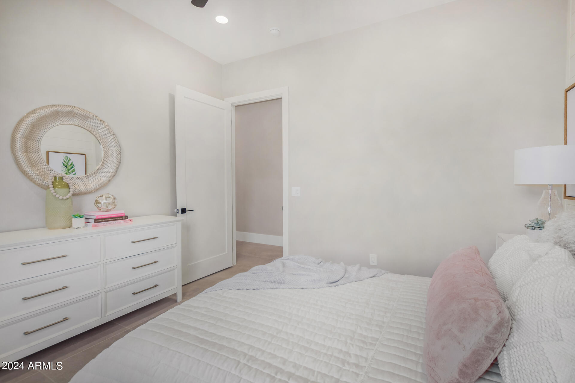 1910 E SOUTH MOUNTAIN Avenue