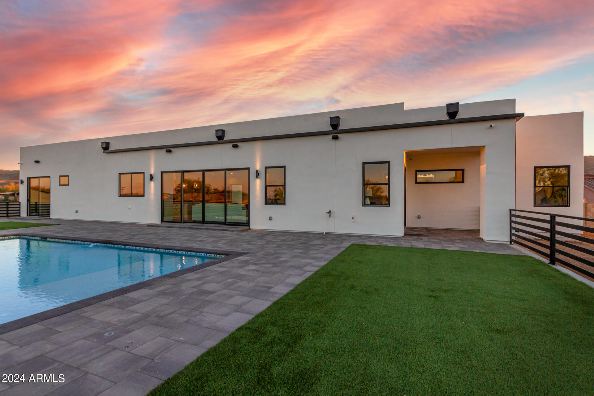 1910 E SOUTH MOUNTAIN Avenue