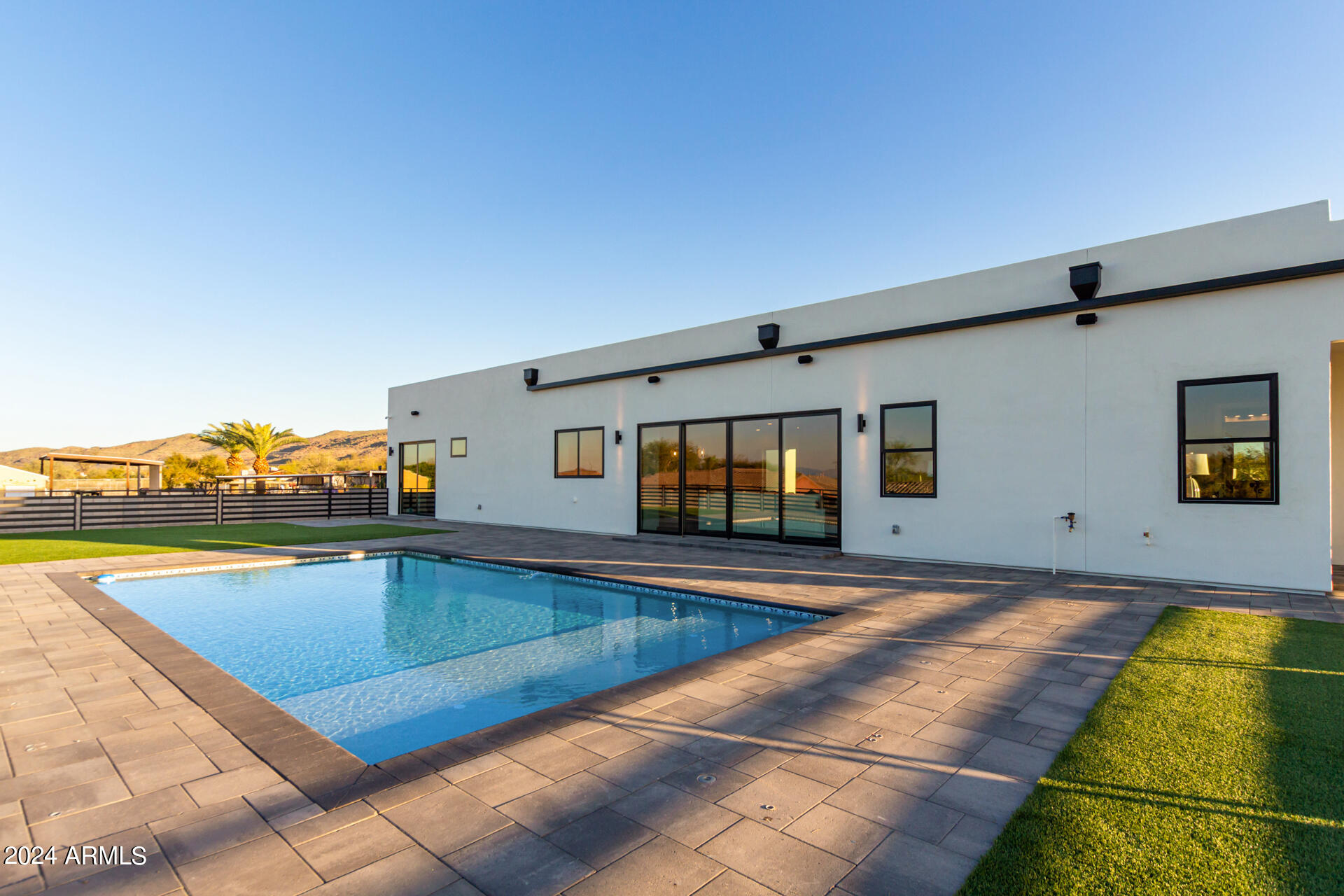 1910 E SOUTH MOUNTAIN Avenue