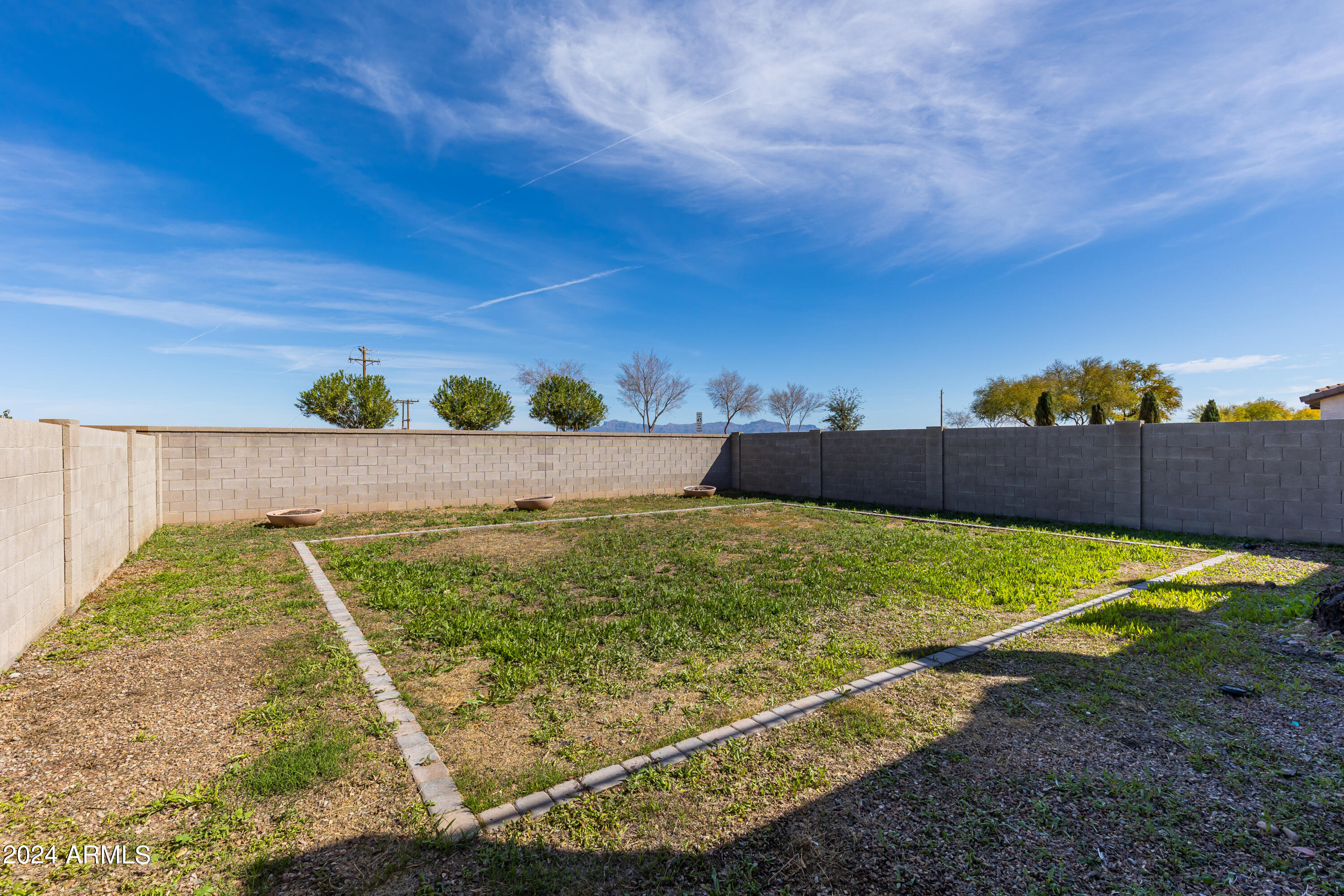 522 W HONEY LOCUST Avenue