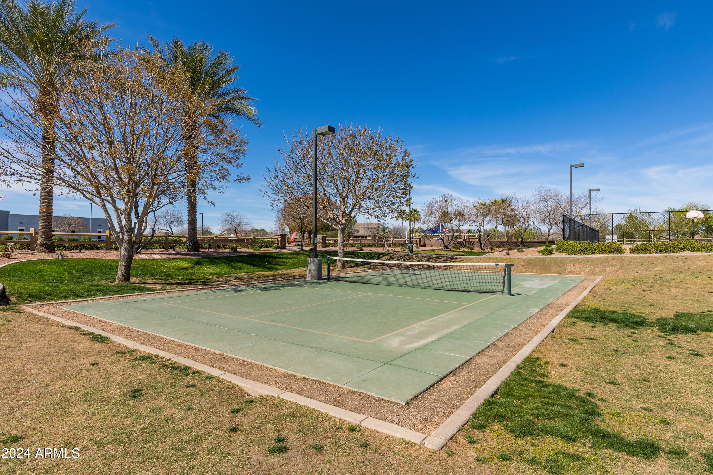 522 W HONEY LOCUST Avenue