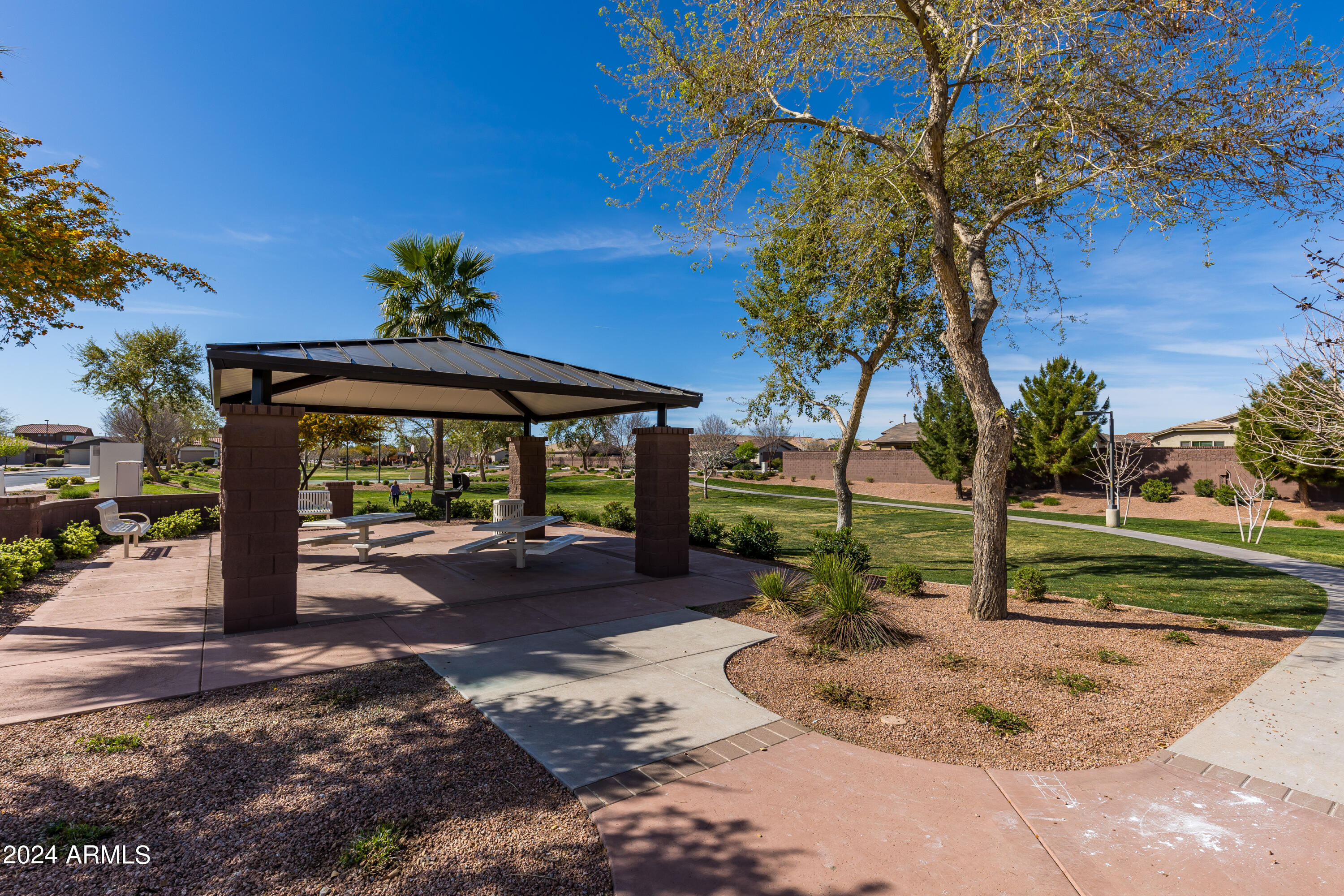 522 W HONEY LOCUST Avenue