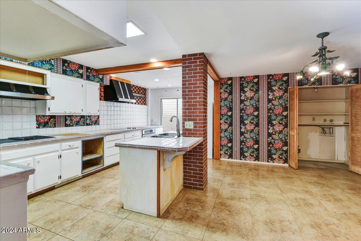 8706 E DEVONSHIRE Avenue