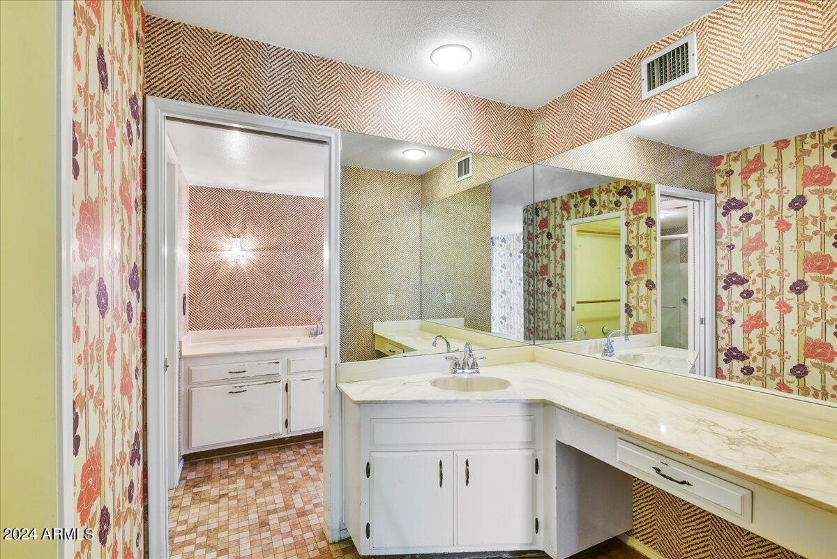 8706 E DEVONSHIRE Avenue