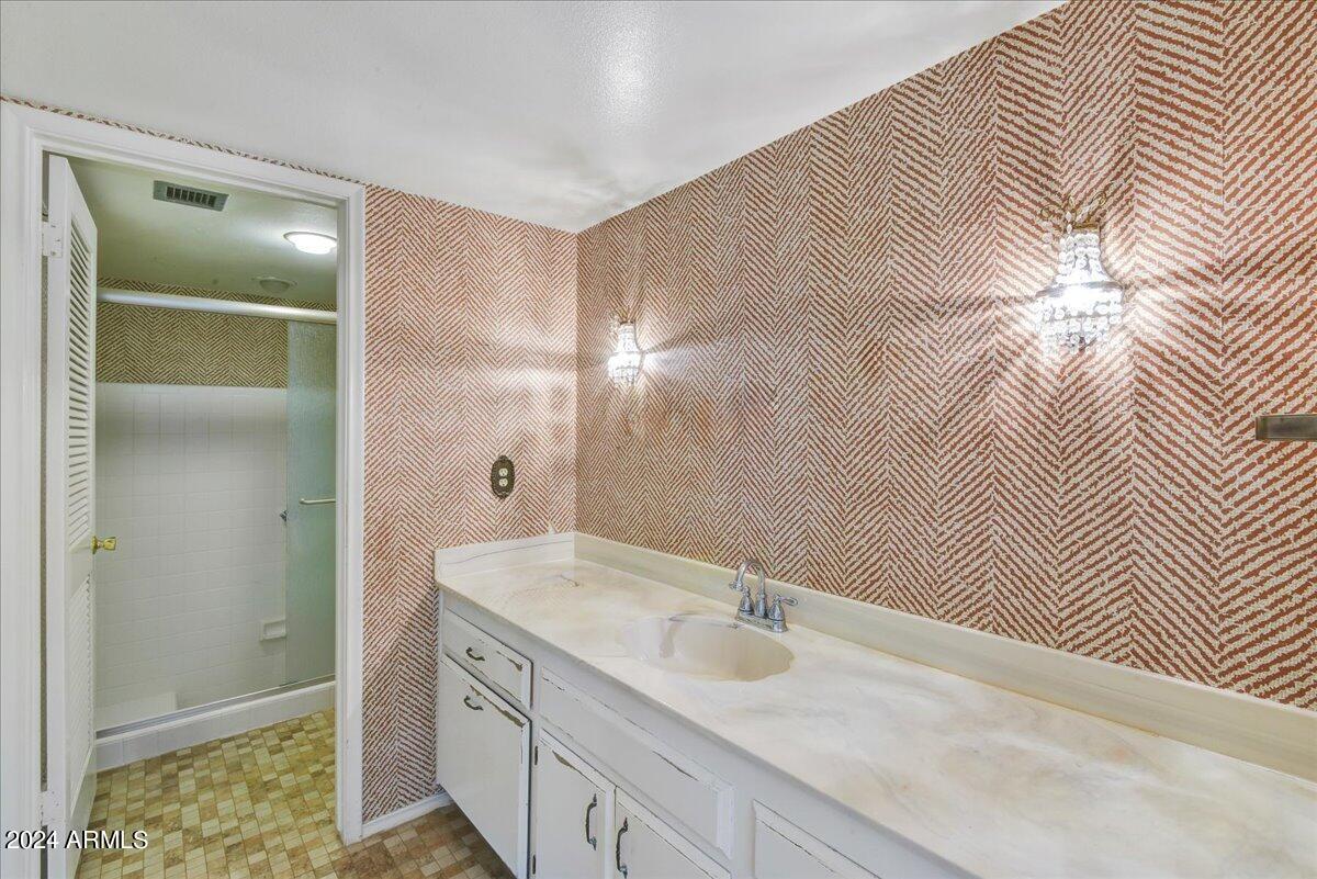 8706 E DEVONSHIRE Avenue