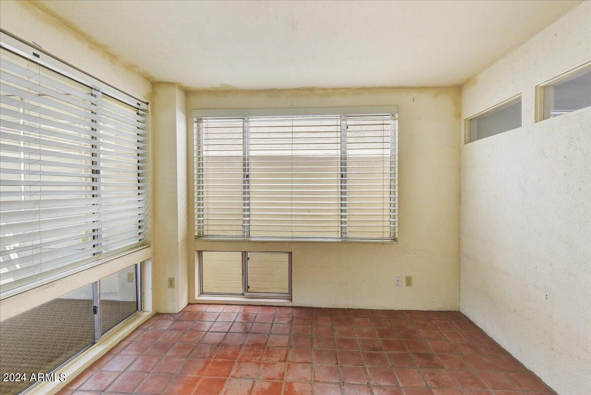 8706 E DEVONSHIRE Avenue